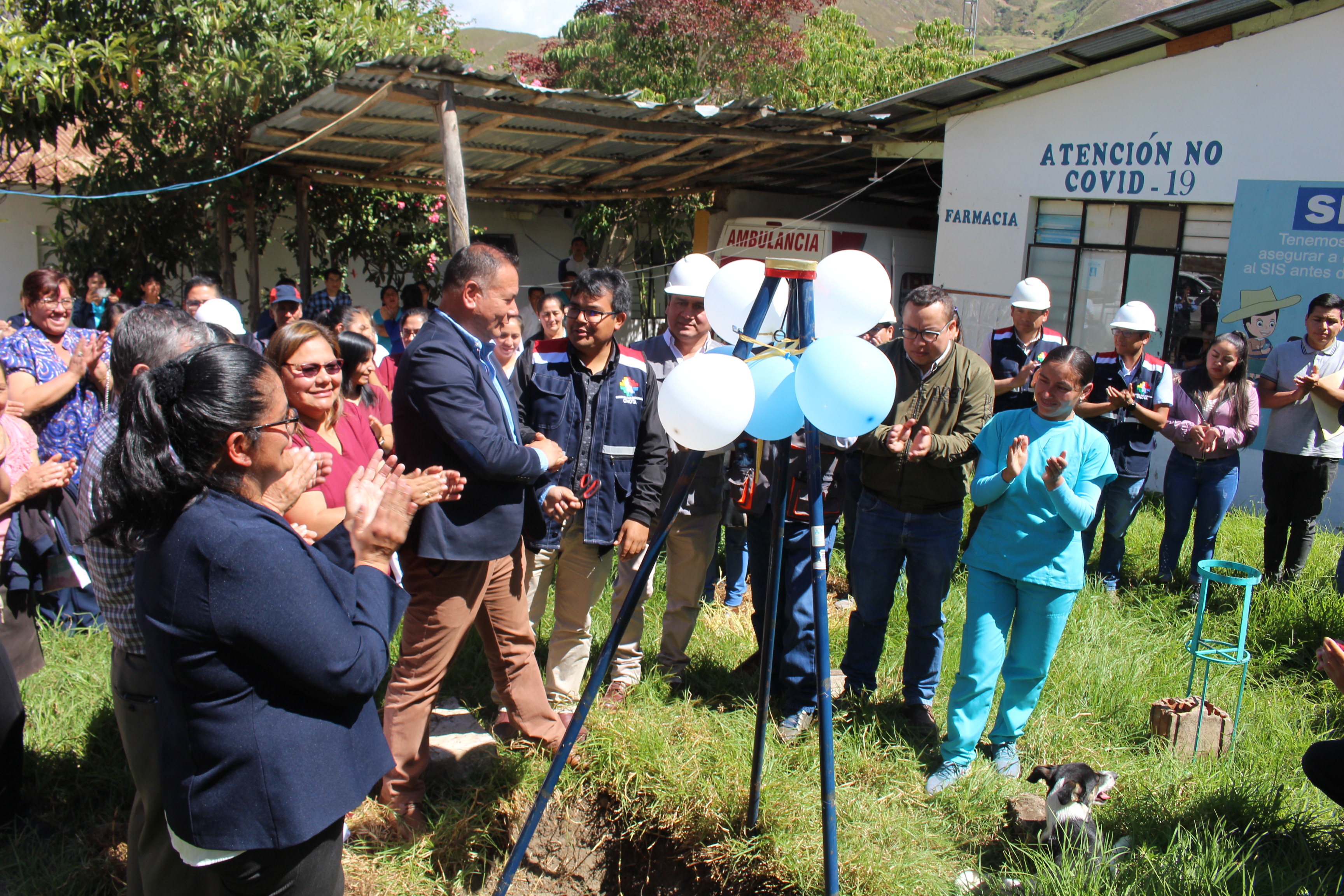 Autoridades del GORE Cajamarca en la colocación de la primera piedra