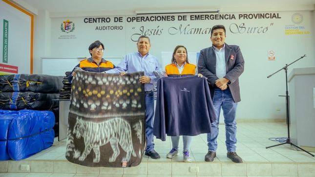 Empresa privada hizo importante entrega de ponchos y frazadas.