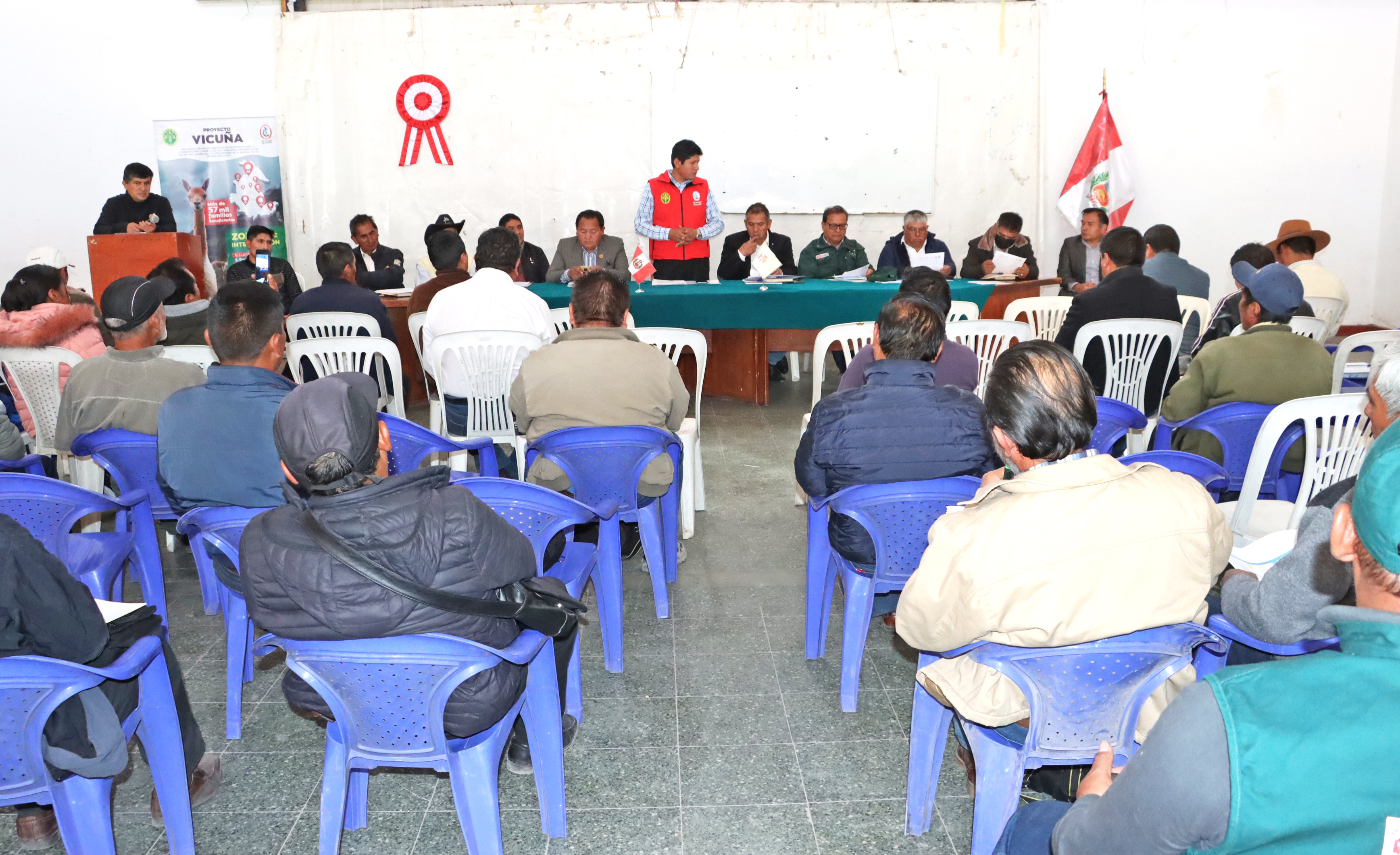 El director regional de Agricultura, Ing. Romel Peña Atao, presidió la Mesa Técnica de Camélidos Sudamericanos en un esfuerzo por fortalecer la crianza y manejo de vicuñas, llamas, alpacas y guanacos en la región de Ayacucho.
El objetivo principal de este encuentro fue establecer estrategias que impulsen el desarrollo y la competitividad de más de 9 mil familias dedicadas a esta actividad en la zona norte y sur de la región, ubicadas a más de 3,800 metros sobre el nivel del mar.
Durante la jornada de trabajo, se contó con la participación de representantes de la Dirección de Camélidos Sudamericanos de la DRA Ayacucho, el presidente de la Comisión Agraria del Consejo Regional de Ayacucho, Copucna, Agro Rural, autoridades locales y productores, quienes, en conjunto, definieron un plan de acción para la próxima celebración del Día Nacional de la Alpaca y la conmemoración del Año Internacional de los Camélidos en el 2024. 
También se establecieron otros 7 acuerdos, entre los que destacan: la gestión para contrarrestar los efectos negativos del cambio climático, el diálogo con el Ejecutivo Regional para la creación de la Dirección Regional de Camélidos Sudamericanos y la priorización de proyectos de impacto en el marco del Bicentenario, para lo cual se iniciará con las gestiones para declarar de necesidad pública e interés regional la elaboración de proyectos y/o programas de inversión para cubrir las necesidades existentes. 
Esta Mesa Técnica representa un avance significativo en el impulso y fortalecimiento de la crianza de camélidos sudamericanos en Ayacucho. Mediante la unión de esfuerzos y el intercambio de conocimientos, se busca potenciar esta actividad ancestral y brindar apoyo a las miles de familias dedicadas a su cuidado, promoviendo así el desarrollo sostenible de la región.
