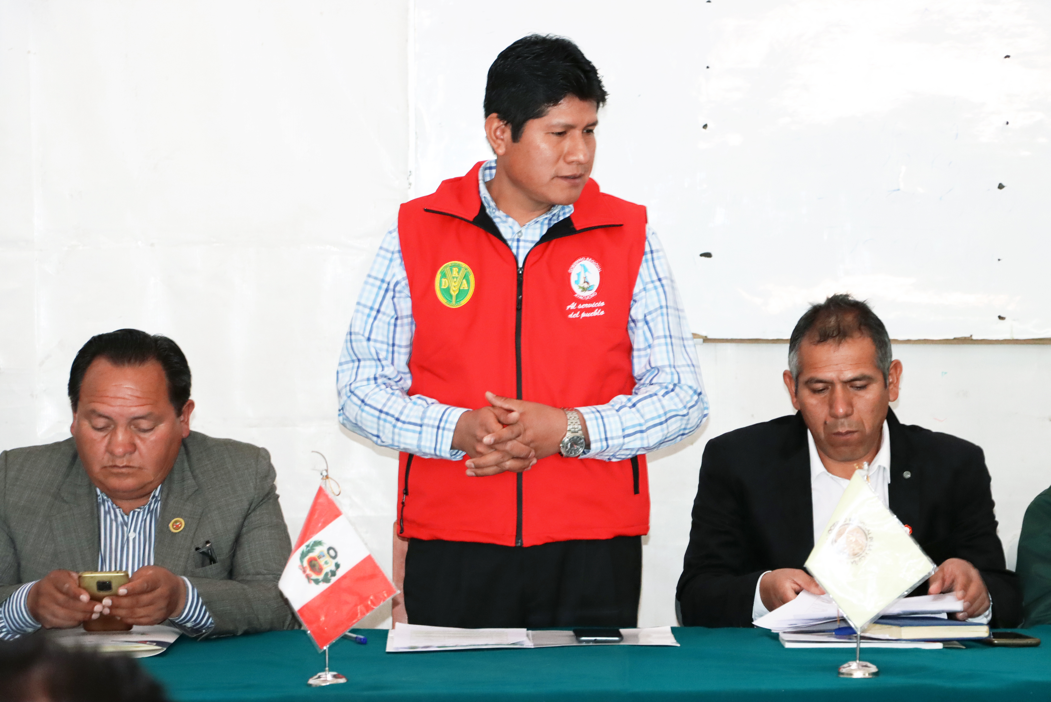 El director regional de Agricultura, Ing. Romel Peña Atao, presidió la Mesa Técnica de Camélidos Sudamericanos en un esfuerzo por fortalecer la crianza y manejo de vicuñas, llamas, alpacas y guanacos en la región de Ayacucho.
El objetivo principal de este encuentro fue establecer estrategias que impulsen el desarrollo y la competitividad de más de 9 mil familias dedicadas a esta actividad en la zona norte y sur de la región, ubicadas a más de 3,800 metros sobre el nivel del mar.
Durante la jornada de trabajo, se contó con la participación de representantes de la Dirección de Camélidos Sudamericanos de la DRA Ayacucho, el presidente de la Comisión Agraria del Consejo Regional de Ayacucho, Copucna, Agro Rural, autoridades locales y productores, quienes, en conjunto, definieron un plan de acción para la próxima celebración del Día Nacional de la Alpaca y la conmemoración del Año Internacional de los Camélidos en el 2024. 
También se establecieron otros 7 acuerdos, entre los que destacan: la gestión para contrarrestar los efectos negativos del cambio climático, el diálogo con el Ejecutivo Regional para la creación de la Dirección Regional de Camélidos Sudamericanos y la priorización de proyectos de impacto en el marco del Bicentenario, para lo cual se iniciará con las gestiones para declarar de necesidad pública e interés regional la elaboración de proyectos y/o programas de inversión para cubrir las necesidades existentes. 
Esta Mesa Técnica representa un avance significativo en el impulso y fortalecimiento de la crianza de camélidos sudamericanos en Ayacucho. Mediante la unión de esfuerzos y el intercambio de conocimientos, se busca potenciar esta actividad ancestral y brindar apoyo a las miles de familias dedicadas a su cuidado, promoviendo así el desarrollo sostenible de la región.
