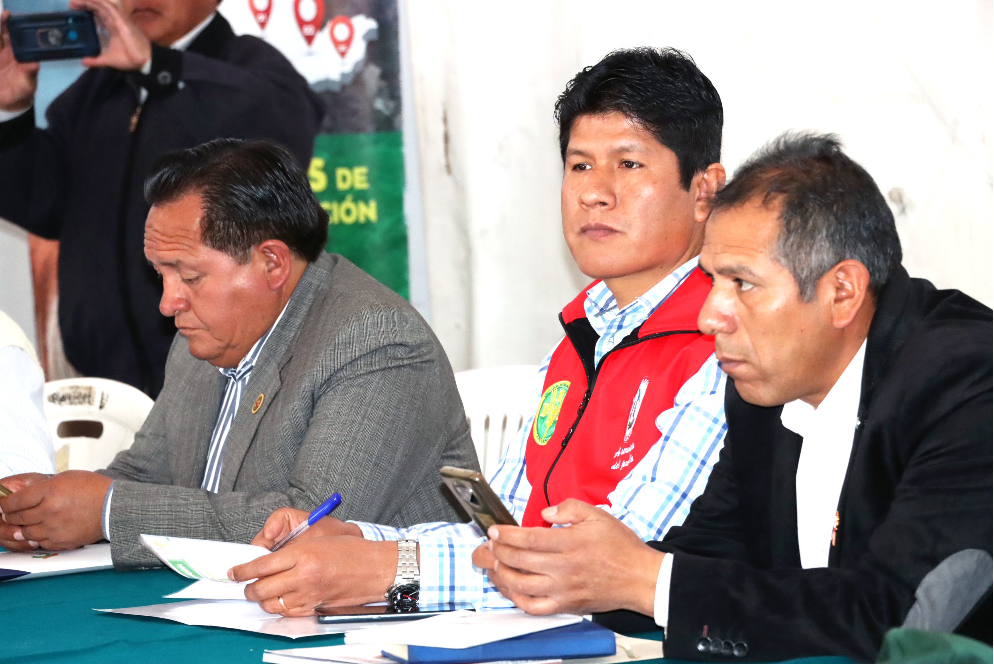 El director regional de Agricultura, Ing. Romel Peña Atao, presidió la Mesa Técnica de Camélidos Sudamericanos en un esfuerzo por fortalecer la crianza y manejo de vicuñas, llamas, alpacas y guanacos en la región de Ayacucho.
El objetivo principal de este encuentro fue establecer estrategias que impulsen el desarrollo y la competitividad de más de 9 mil familias dedicadas a esta actividad en la zona norte y sur de la región, ubicadas a más de 3,800 metros sobre el nivel del mar.
Durante la jornada de trabajo, se contó con la participación de representantes de la Dirección de Camélidos Sudamericanos de la DRA Ayacucho, el presidente de la Comisión Agraria del Consejo Regional de Ayacucho, Copucna, Agro Rural, autoridades locales y productores, quienes, en conjunto, definieron un plan de acción para la próxima celebración del Día Nacional de la Alpaca y la conmemoración del Año Internacional de los Camélidos en el 2024. 
También se establecieron otros 7 acuerdos, entre los que destacan: la gestión para contrarrestar los efectos negativos del cambio climático, el diálogo con el Ejecutivo Regional para la creación de la Dirección Regional de Camélidos Sudamericanos y la priorización de proyectos de impacto en el marco del Bicentenario, para lo cual se iniciará con las gestiones para declarar de necesidad pública e interés regional la elaboración de proyectos y/o programas de inversión para cubrir las necesidades existentes. 
Esta Mesa Técnica representa un avance significativo en el impulso y fortalecimiento de la crianza de camélidos sudamericanos en Ayacucho. Mediante la unión de esfuerzos y el intercambio de conocimientos, se busca potenciar esta actividad ancestral y brindar apoyo a las miles de familias dedicadas a su cuidado, promoviendo así el desarrollo sostenible de la región.
