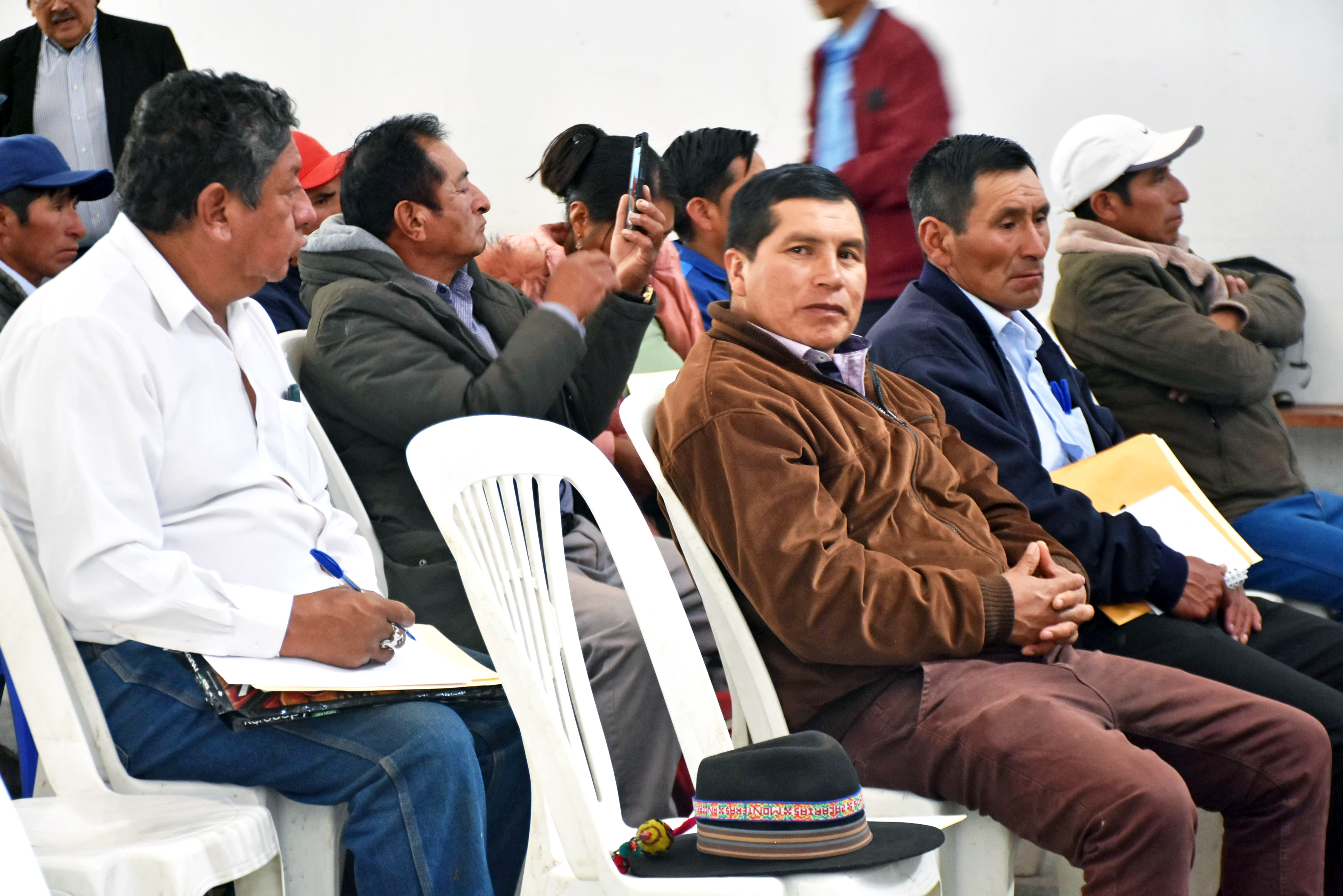 El director regional de Agricultura, Ing. Romel Peña Atao, presidió la Mesa Técnica de Camélidos Sudamericanos en un esfuerzo por fortalecer la crianza y manejo de vicuñas, llamas, alpacas y guanacos en la región de Ayacucho.
El objetivo principal de este encuentro fue establecer estrategias que impulsen el desarrollo y la competitividad de más de 9 mil familias dedicadas a esta actividad en la zona norte y sur de la región, ubicadas a más de 3,800 metros sobre el nivel del mar.
Durante la jornada de trabajo, se contó con la participación de representantes de la Dirección de Camélidos Sudamericanos de la DRA Ayacucho, el presidente de la Comisión Agraria del Consejo Regional de Ayacucho, Copucna, Agro Rural, autoridades locales y productores, quienes, en conjunto, definieron un plan de acción para la próxima celebración del Día Nacional de la Alpaca y la conmemoración del Año Internacional de los Camélidos en el 2024. 
También se establecieron otros 7 acuerdos, entre los que destacan: la gestión para contrarrestar los efectos negativos del cambio climático, el diálogo con el Ejecutivo Regional para la creación de la Dirección Regional de Camélidos Sudamericanos y la priorización de proyectos de impacto en el marco del Bicentenario, para lo cual se iniciará con las gestiones para declarar de necesidad pública e interés regional la elaboración de proyectos y/o programas de inversión para cubrir las necesidades existentes. 
Esta Mesa Técnica representa un avance significativo en el impulso y fortalecimiento de la crianza de camélidos sudamericanos en Ayacucho. Mediante la unión de esfuerzos y el intercambio de conocimientos, se busca potenciar esta actividad ancestral y brindar apoyo a las miles de familias dedicadas a su cuidado, promoviendo así el desarrollo sostenible de la región.
