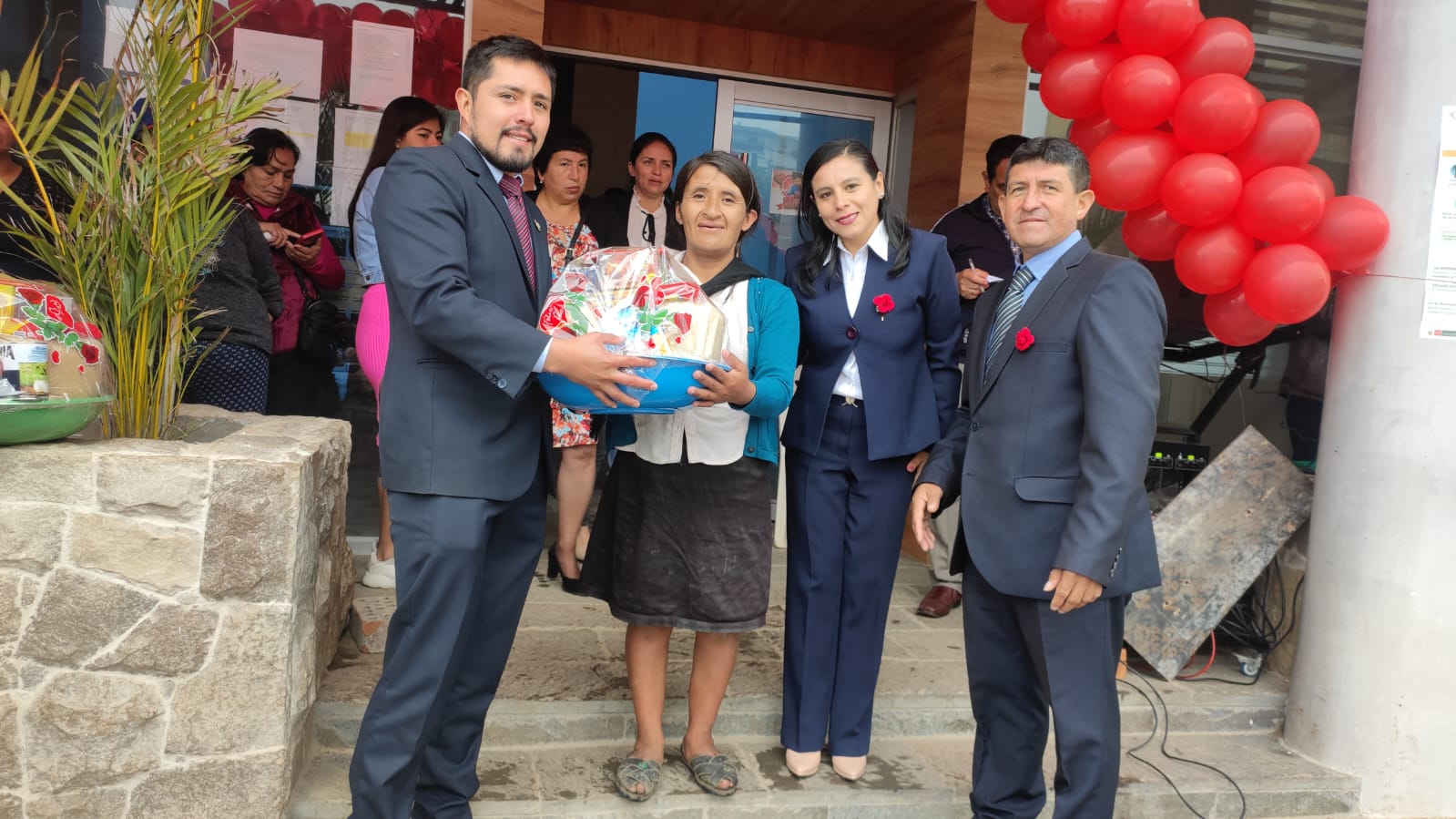 ENTREGA DE CANASTAS A MADRES HUAMBINAS