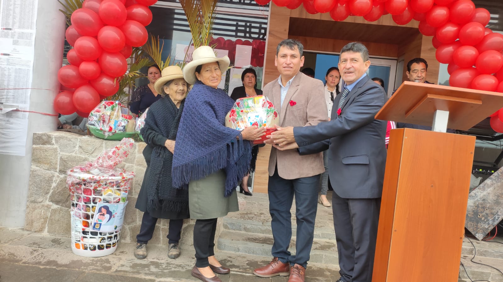 ENTREGA DE CANASTAS A MADRES HUAMBINAS