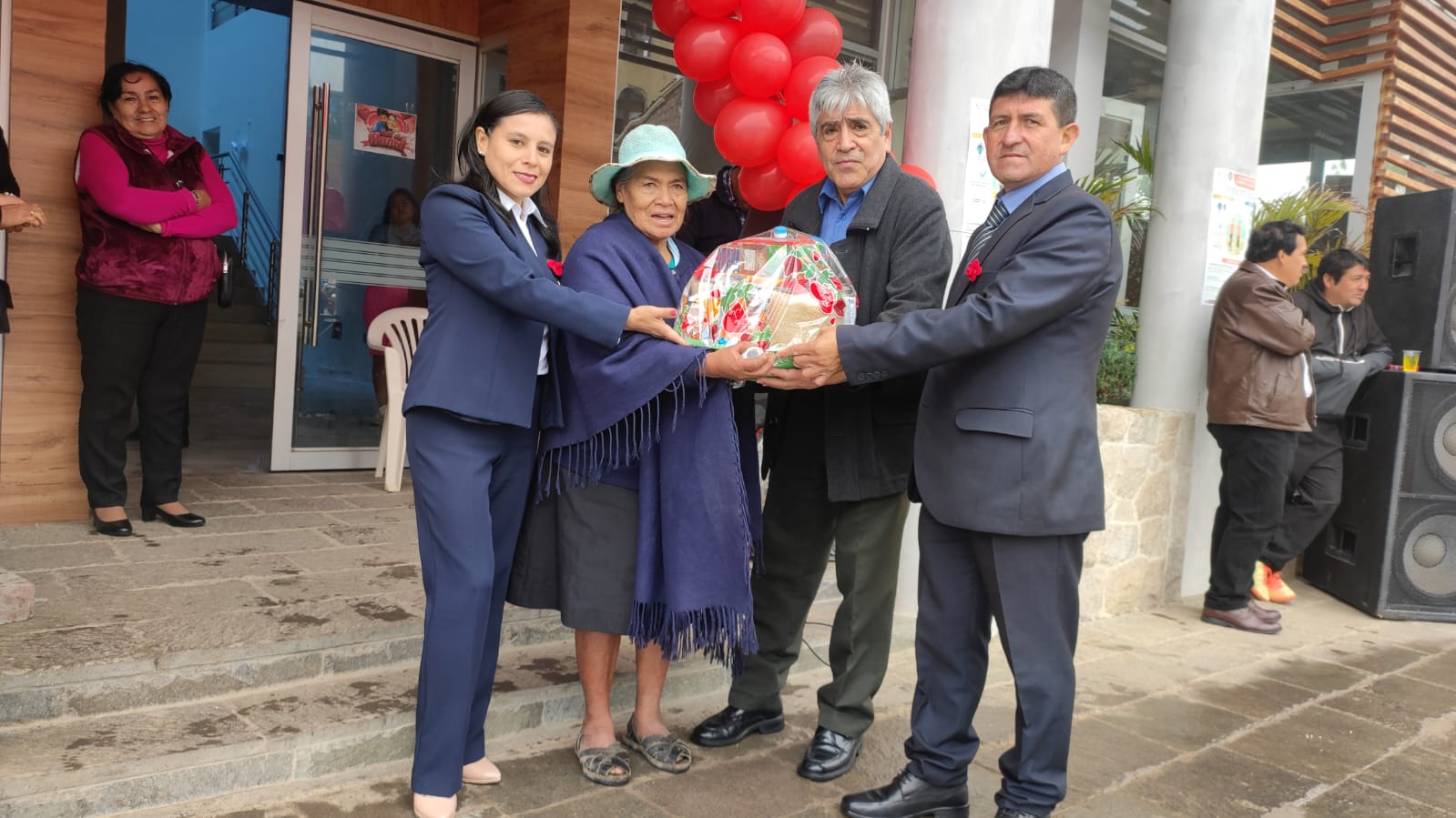 ENTREGA DE CANASTAS A MADRES HUAMBINAS