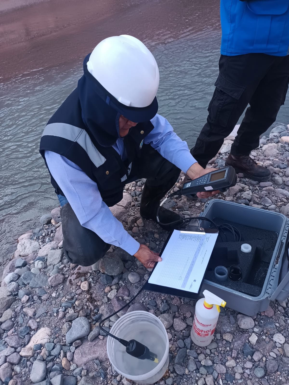 PERPG realiza monitoreo permanente de la calidad de agua del embalse de pasto grande ante caída de cenizas del volcán Ubinas