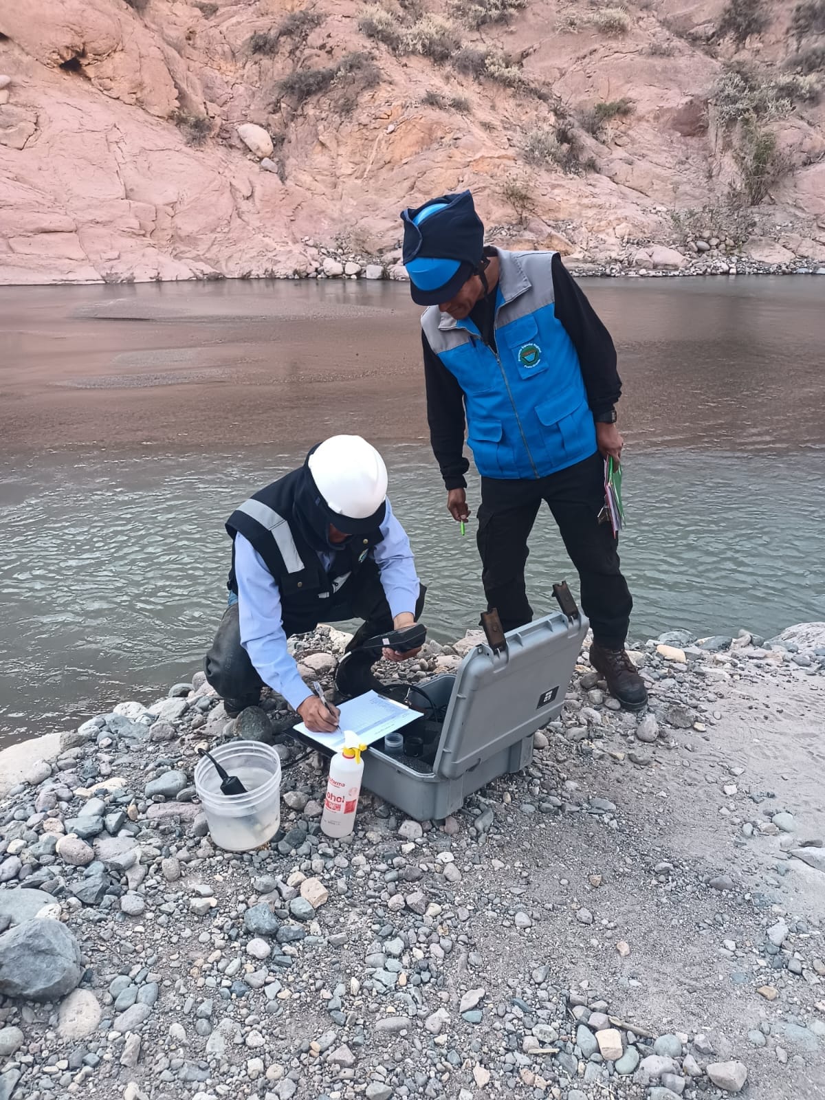 PERPG realiza monitoreo permanente de la calidad de agua del embalse de pasto grande ante caída de cenizas del volcán Ubinas