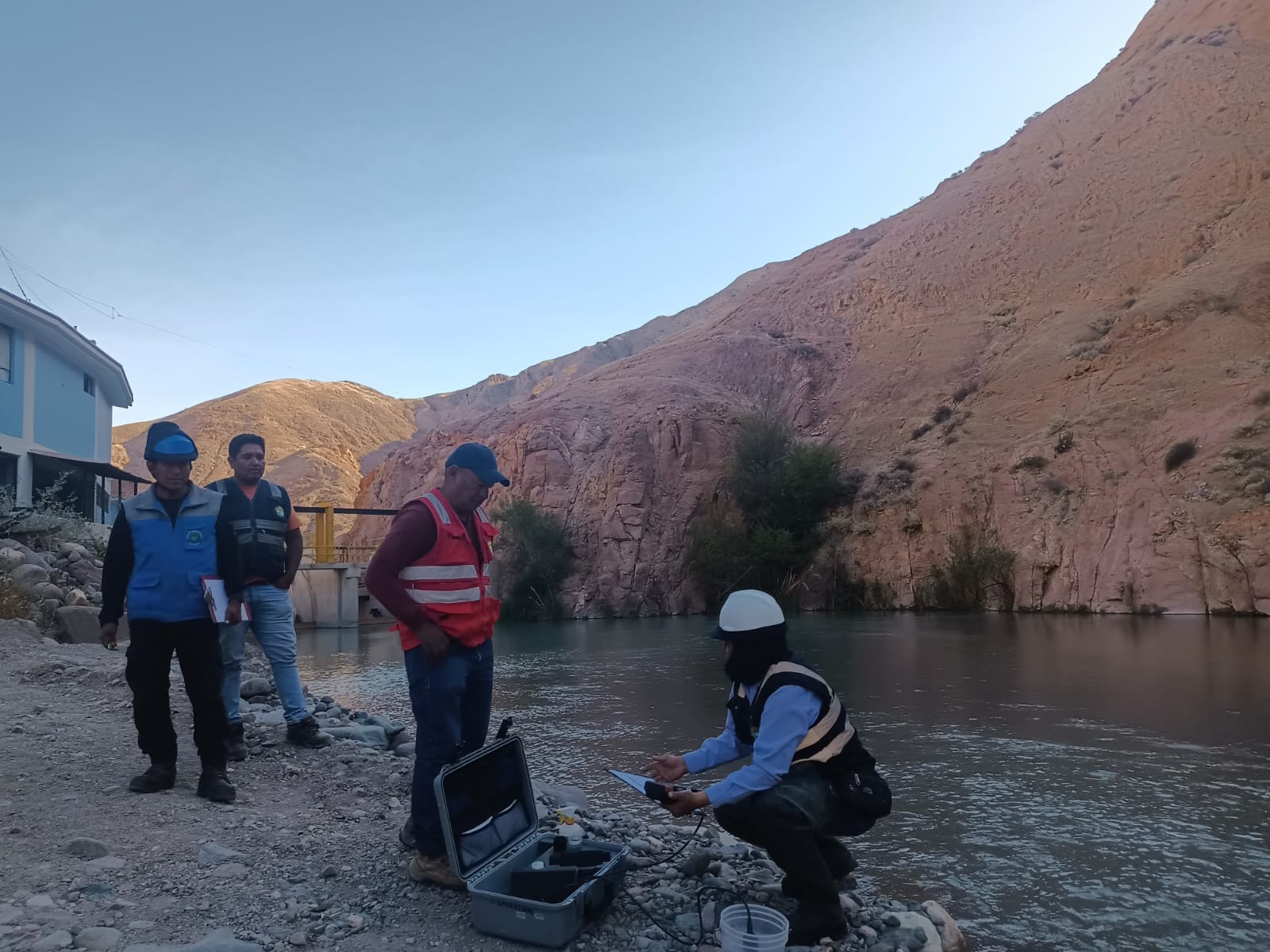 PERPG realiza monitoreo permanente de la calidad de agua del embalse de pasto grande ante caída de cenizas del volcán Ubinas
