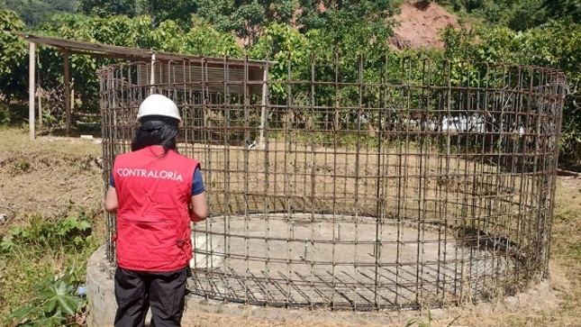 La Contraloría General alertó un posible perjuicio económico de S/ 2 350 606 para la Municipalidad Distrital de Río Negro, en Junín, a consecuencia de la inejecución de la obra de Mejoramiento y ampliación del servicio de agua potable y alcantarillado en 17 localidades de dicha jurisdicción, ubicada en la provincia de Satipo. El proyecto, cuyo presupuesto es de S/ 23 506 068, se encuentra paralizado desde el 2021 y actualmente en proceso de arbitraje.