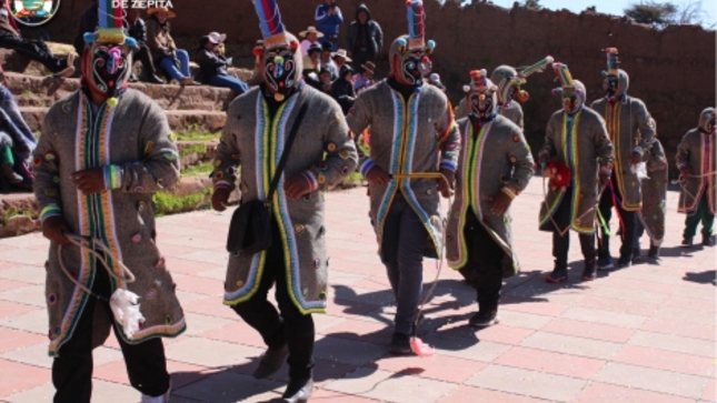 ALEGRÍA Y FE FUERON PARTE DE LA FIESTA DE SAN PEDRO Y SAN PABLO EN ZEPITA.

Hoy 29 de junio del 2023 en la plaza del templo San Pedro y San Pablo de la localidad de Zepita, con mucha alegría y fe se realizó la fiesta de San Pedro y San Pablo. La actividad inició temprano con la Misa a cargo del párroco de Zepita en donde fueron partícipes nuestra primera autoridad municipal Ing. Gerardo Zapana Rondón, Concejo Municipal, autoridades del barrio San Pedro y público en general.

Además, con la finalidad de revalorar nuestras costumbres y tradiciones, gracias a nuestra primera autoridad municipal, nuestros hermanos de la zona alta muy contentos bailaron la danza Choquelas. Esta danza consiste en el Chaco de la Vicuña o Caza de Vicuña, en donde intervienen diversos personajes: Achachi, Awila, Choquela, Kusillo , Matico yokalla (Joven ágil que hace de vicuña) 

Además de hombres y mujeres danzantes, los primeros tocan una música característica en quena y bombo, todos vestidos con pantalón negro de oveja, poncho rosado, sombrero de lana de oveja con adornos de plumas multicolores de aves y calzado de cuero. 
Mientras que las mujeres visten pollera roja de lana de oveja, phullo rojo, sombrero adornado, al igual que los hombres, bailan llevando el lliphi palos largo y delgados unidos en su parte superior por cintas de colores donde cuelgan vellones de lana, decoradas con adornos diversos de plata, oro llamado rapasicos (vicuñas, patos y otros animales silvestres).

