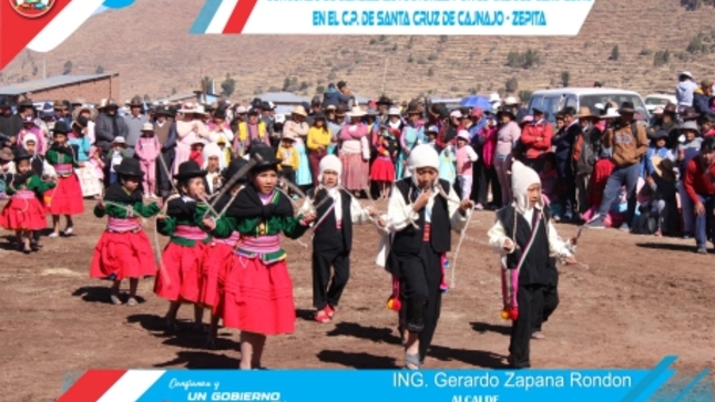 CON MUCHA ALEGRIA Y GRAN AFLUENCIA DE PÚBLICO SE CELEBRÓ EL DÍA DEL CAMPESINO PERUANO EN EL C.P. SANTA CRUZ DE CAJNAJO – ZEPITA.

Con mucha alegría y entusiasmo, el pasado sábado 24 de junio se celebró el día del campesino peruano, esta gran actividad se celebró en la Institución Educativa Primaria N° 70654 del Centro Poblado de Cajnajo Patacollo, donde instituciones educativas de nivel Inicial, Primaria y Secundaria de la zona media y baja del ámbito del distrito de Zepita participaron del gran concurso de danzas autóctonas.

Esta actividad fue organizada por la Institución Educativa Primaria N° 70654 de Cajnajo y la Municipalidad Distrital de Zepita; el gran concurso inter instituciones se dio inicio a las 12:30 p.m. y culminó a las 5:30 p.m. 

Cabe señalar que este evento se desarrolló en dos escenarios, en el primer escenario participaron la serie “A” (Nivel Inicial) y serie “E” (Nivel Secundaria) mientras que en el segundo escenario danzaron la serie “B” (Nivel Primaria) 1 y 2 docentes, serie “C” (Nivel Primaria) 3 y 4 docentes, Serie “D” (Nivel Primaria) con 5 a más docentes.

Al finalizar el concurso, la Municipalidad Distrital de Zepita encabezado por nuestra primera autoridad municipal Ing. Gerardo Zapana Rondón, realizó la entrega de incentivos económicos a las Instituciones que ocuparon los primeros lugares. Por otro lado, dar a conocer que la Institución Educativa Primaria N° 70641 de Jachapampa será el alferado para la celebración del día del campesino 2024. 

A continuación, detallamos las Instituciones Educativas que resultaron ganadoras del gran concurso: 
NIVEL INICIAL (SERIE “A”) Unidocente y multigrado.
1. I.E.I. N° 505 Camiraya Molino (64.25 PUNTOS) | S/ 1600.00 
2. I.E.I. N° 510 Alto Ayrihuas (60.00 PUNTOS) | S/ 1300.00
2. I.E.I. N° 803 Ancaruyo Riva (60.00 PUNTOS) | S/ 800.00
3. I.E.I. N. 291 Isani (59.75 PUNTOS) | S/ 500.00

NIVEL PRIMARIA (SERIE “B”) 1 y 2 docentes.
1. I.E.P. N° 70300 Ancaruyo Riva (72 PUNTOS) | S/ 2000.00 
2. I.E.P. N° 70280 Alto Pavita (69.5 PUNTOS) | S/ 1500.00 
3. I.E.P. N° 70314 Cumi (69 PUNTOS) | S/ 1000.00

NIVEL PRIMARIA (SERIE “C”) 3 y 4 docentes.
1. I.E.P. N° 70314 Molino Kapia (82 PUNTOS) | S/ 2000.00
2. I.E.P. N° 70309 Poma Patacollo (78.75 PUNTOS) | S/ 1500.00
3. I.E.P. N° 70298 Chimu (78.5 PUNTOS) | S/ 1000.00

NIVEL PRIMARIA (SERIE “D”) 5 a más docentes.
1. I.E.P. N° 70236 Centro Base – Zepita (84.75 PUNTOS) | S/ 2000.00
2. I.E.P. N° 70262 Alto Ayriguas (84.4 PUNTOS) | S/ 1500.00
3. I.E.P. N° 70275 Chua Chua (84 PUNTOS) | S/ 1000.00

NIVEL SECUNDARIA (SERIE “E”)
1. I.E.S. Andrés Avelino Cáceres - Zepita (90.25 PUNTOS) | S/ 2200.00 
2. I.E.S. Manuel Gonzales Prada – Isani (89.25 PUNTOS) | S/ 1600.00
3. I.E.S. Alto Ayriguas (89.0 PUNTOS) | S/ 1000.00 
4. I.E.S. Mariscal Andrés de Santa Cruz – Chua Chua (87.25 PUNTOS) | S/ 600.00 