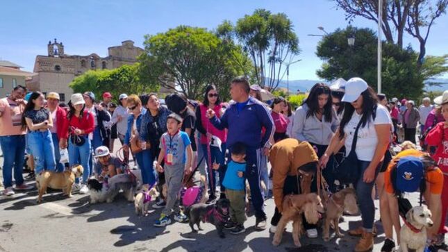 La Municipalidad Provincial de Cajamarca, a través de la subgerencia de Educación, Recreación y Deporte, realizó la II Caminata Canina 2023. 
🐾Cientos de cajamarquinos mostraron su apoyo y respaldo a estas actividades que ayudan a fomentar el cuidado de los canes y actividades de esparcimiento seguro para los animales.
Esta actividad finalizó en la Plaza de Armas de Cajamarca, espacio donde también se viene realizando diferentes actividades deportivas y recreativas. 