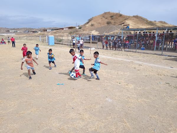 Se inició el campeonato de niños "Creciendo con el fútbol" en Cancas