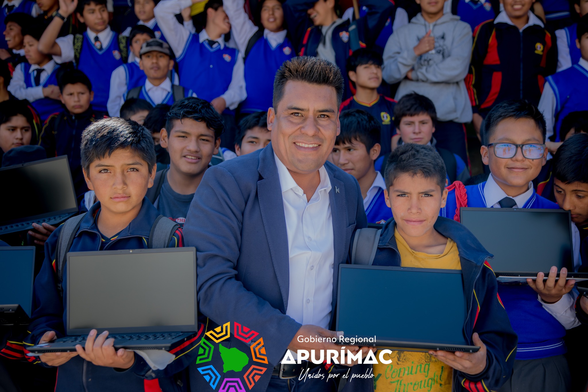 Más de 200 laptops entregó gobernador regional Percy Godoy en I.E. industrial de Abancay