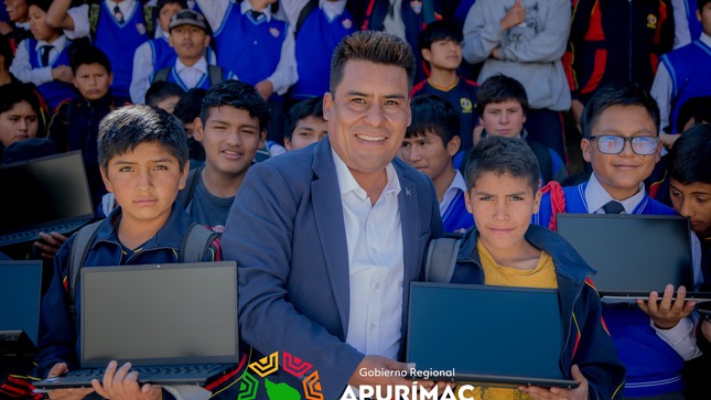 Más de 200 laptops entregó gobernador regional Percy Godoy en I.E. industrial de Abancay
