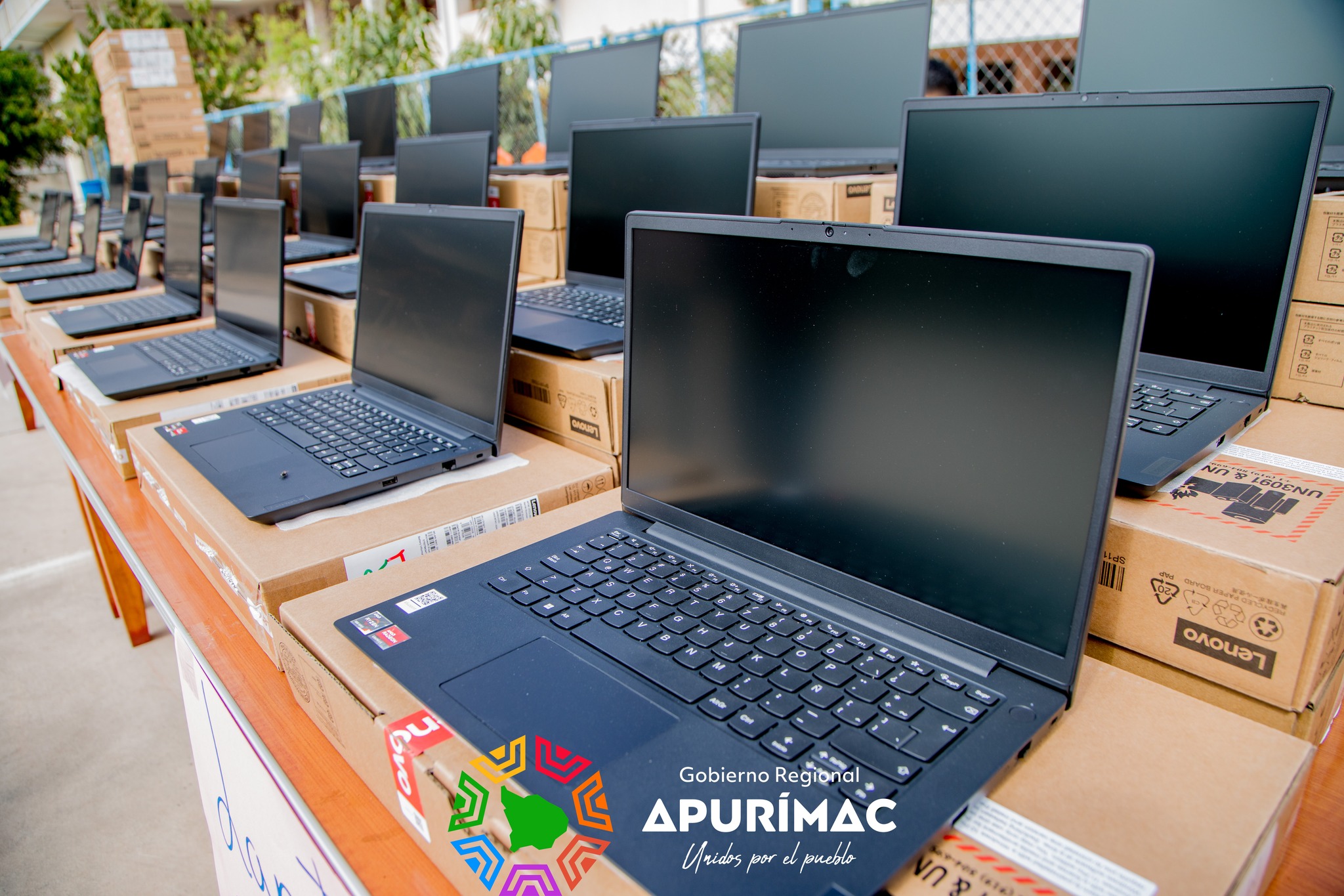 Más de 200 laptops entregó gobernador regional Percy Godoy en I.E. industrial de Abancay