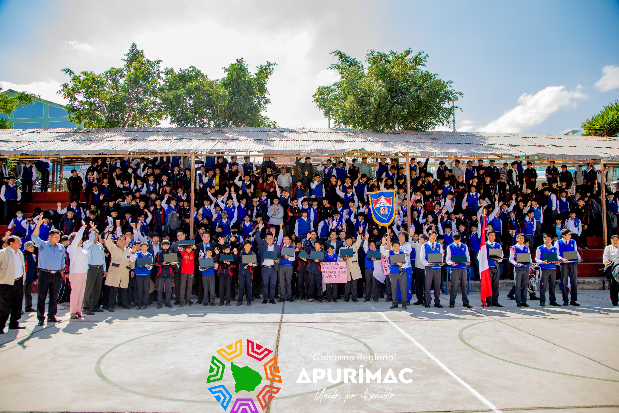 Más de 200 laptops entregó gobernador regional Percy Godoy en I.E. industrial de Abancay