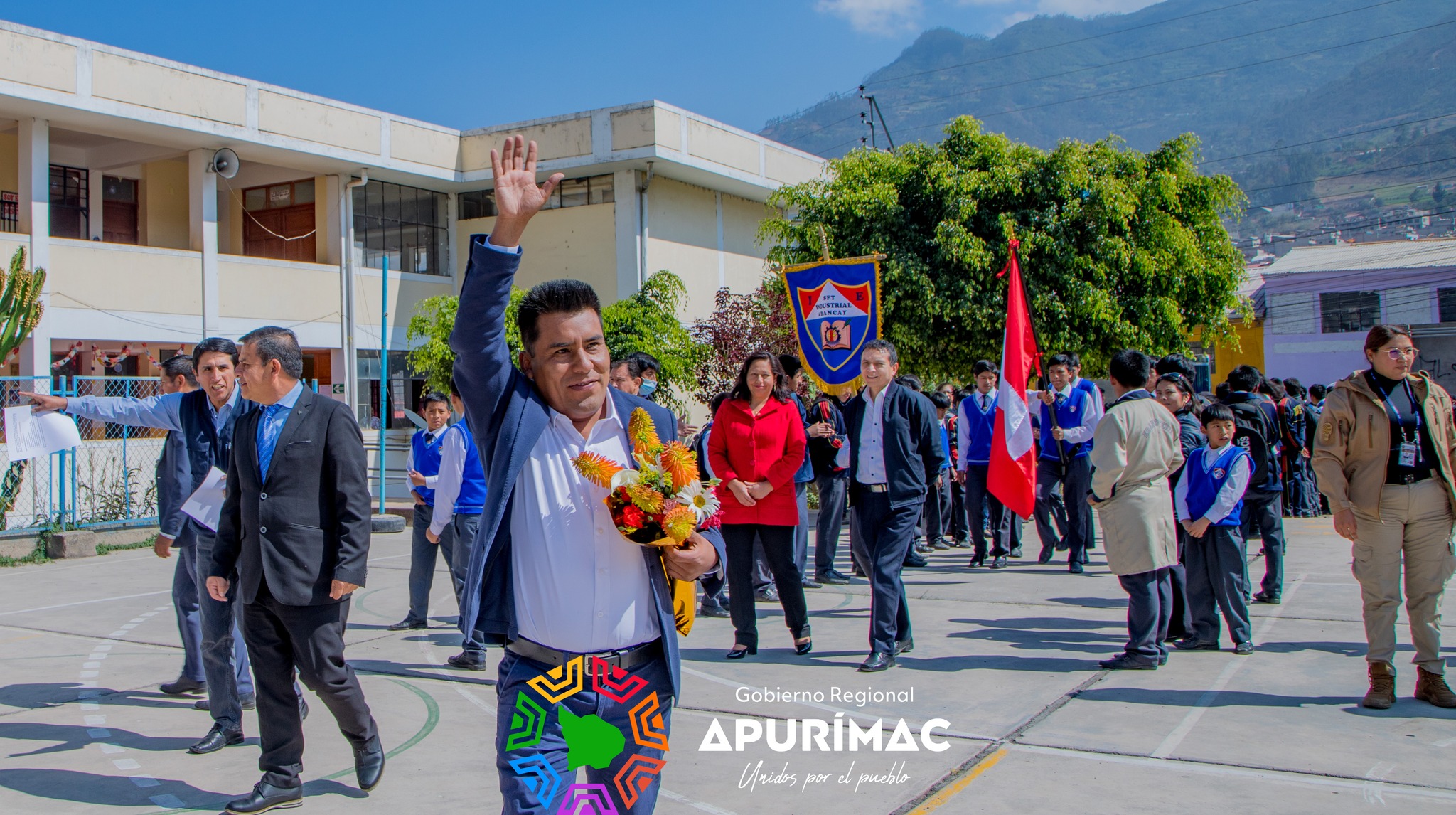 Más de 200 laptops entregó gobernador regional Percy Godoy en I.E. industrial de Abancay