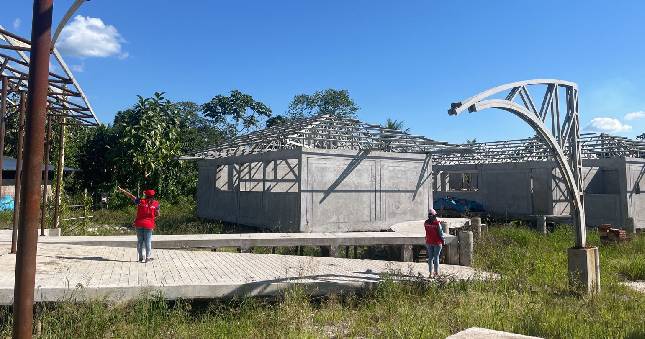 La Contraloría General alertó que la obra de recuperación del local escolar N° 62351, ubicada en el caserío Nuevo Unión, distrito de Yurimaguas, a cargo de la Municipalidad Provincial de Alto Amazonas, se encuentra inconclusa y abandonada por aplazamiento injustificado, con un avance físico ejecutado acumulado de 49,10%. Dicha situación generaría el riesgo de deterioro temprano de la infraestructura y podría demandar mayores costos para su culminación.
