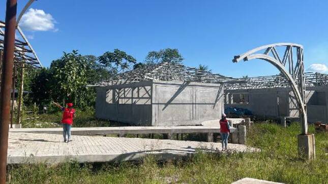 La Contraloría General alertó que la obra de recuperación del local escolar N° 62351, ubicada en el caserío Nuevo Unión, distrito de Yurimaguas, a cargo de la Municipalidad Provincial de Alto Amazonas, se encuentra inconclusa y abandonada por aplazamiento injustificado, con un avance físico ejecutado acumulado de 49,10%. Dicha situación generaría el riesgo de deterioro temprano de la infraestructura y podría demandar mayores costos para su culminación.