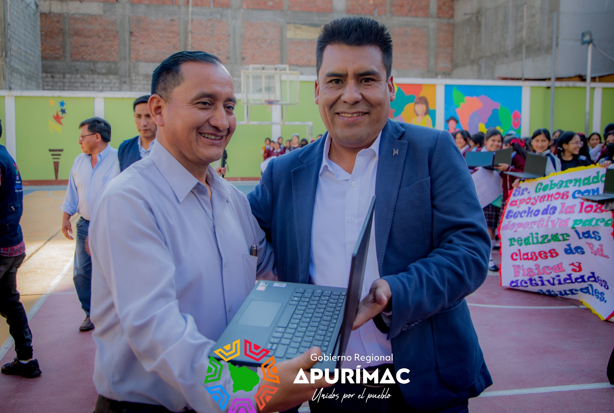 Estudiantes y docentes de la I.E. Esther Roberti de Abancay se benefician con nuevas laptops, pizarras inteligentes y proyectores multimedia