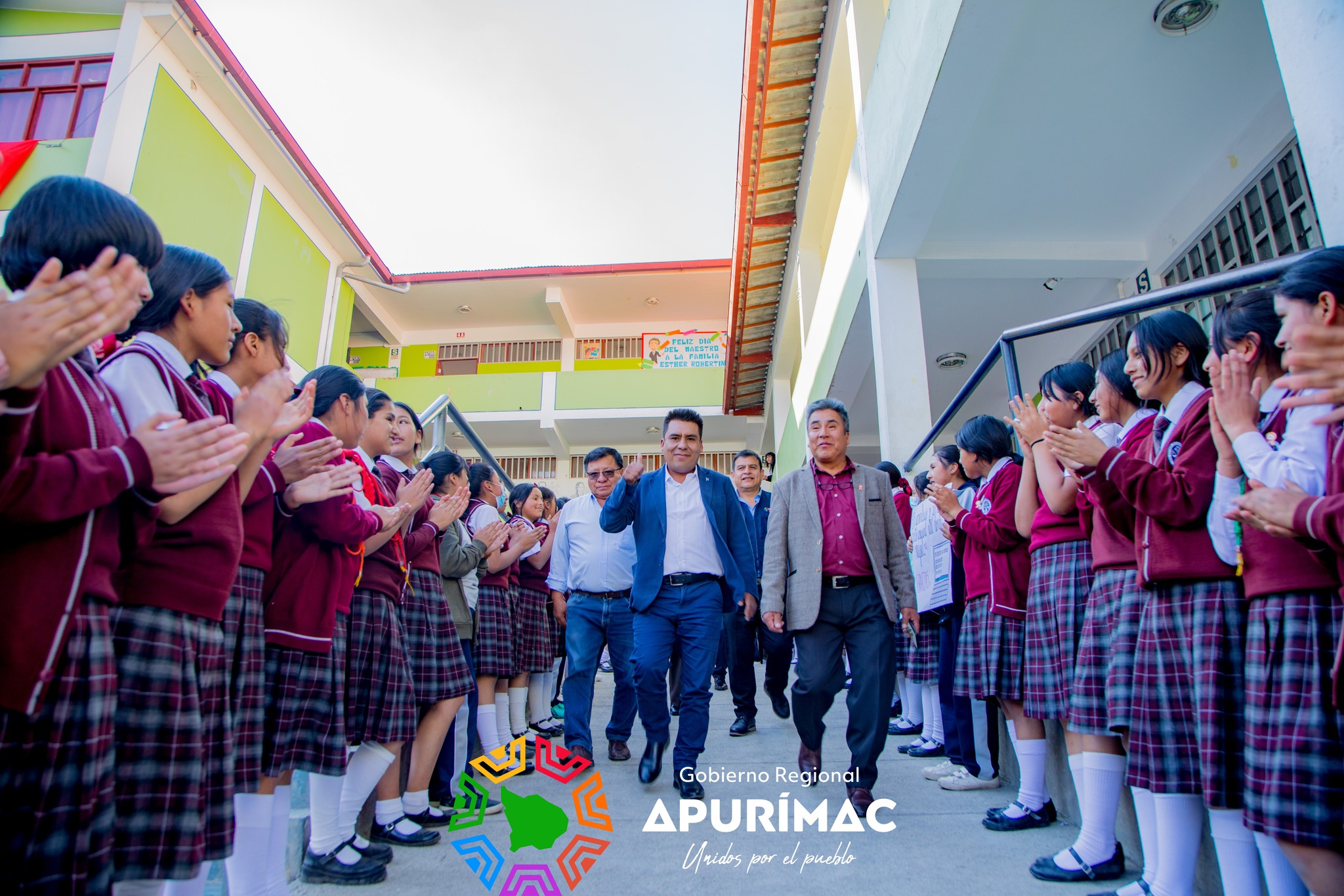 Estudiantes y docentes de la I.E. Esther Roberti de Abancay se benefician con nuevas laptops, pizarras inteligentes y proyectores multimedia