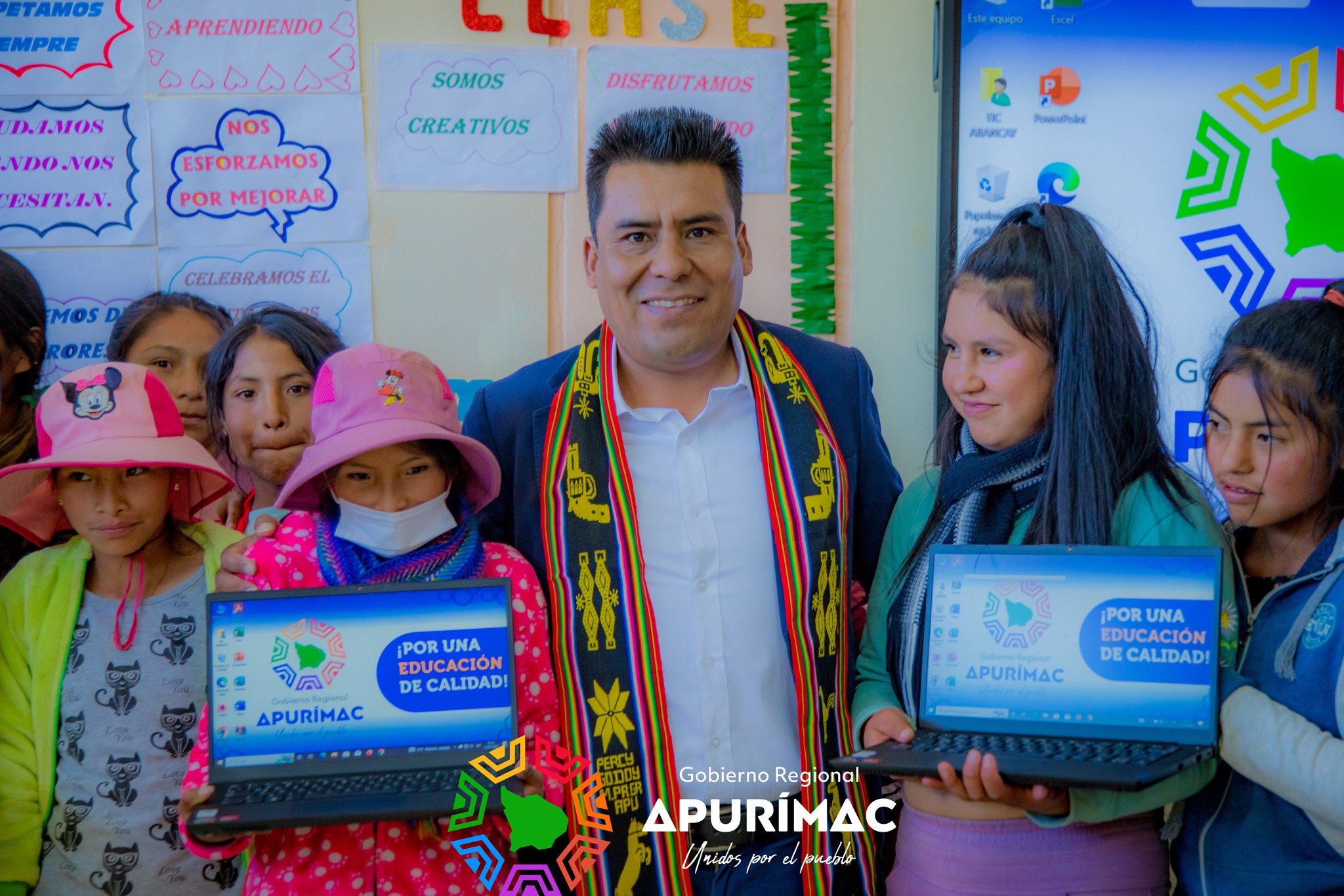 Gobernador Percy Godoy entregó nuevas laptops y equipos tecnológicos en I.E. Quisapata para mejorar proceso de enseñanza en zonas rurales