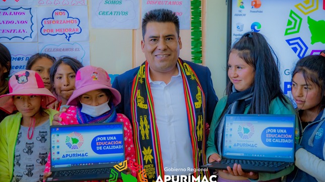 Gobernador Percy Godoy entregó nuevas laptops y equipos tecnológicos en I.E. Quisapata para mejorar proceso de enseñanza en zonas rurales