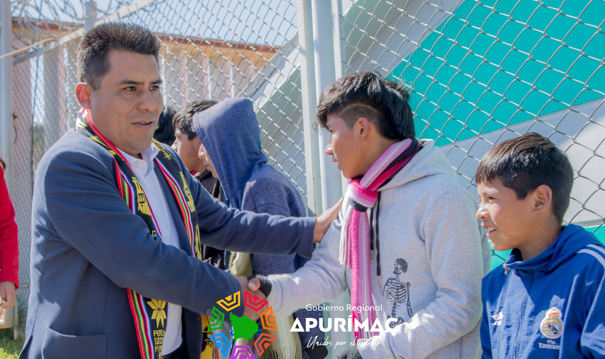 Gobernador Percy Godoy entregó nuevas laptops y equipos tecnológicos en I.E. Quisapata para mejorar proceso de enseñanza en zonas rurales