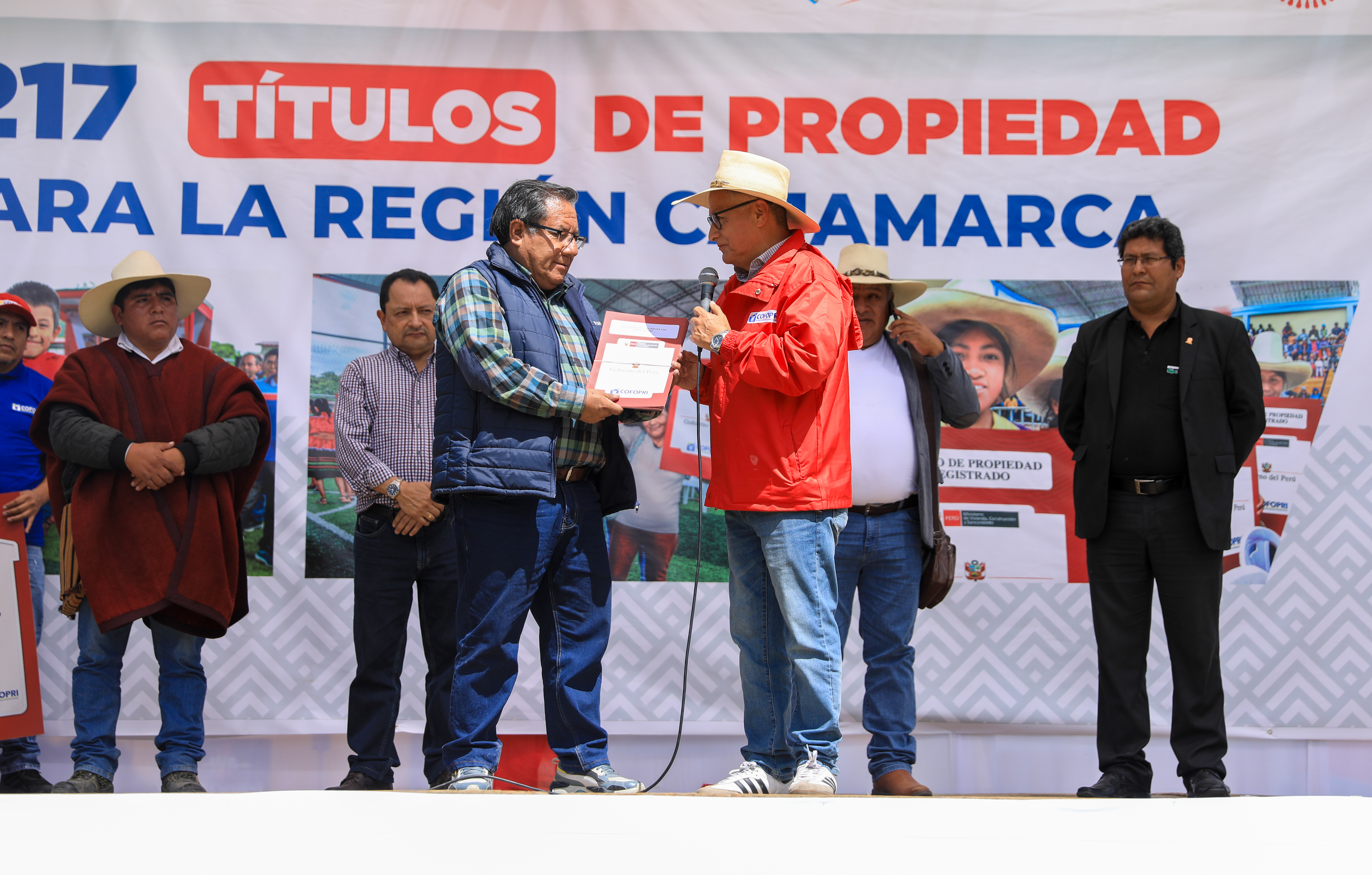 Después de 36 años de espera, familias del Centro Poblado de Combayo recibieron sus títulos de propiedad