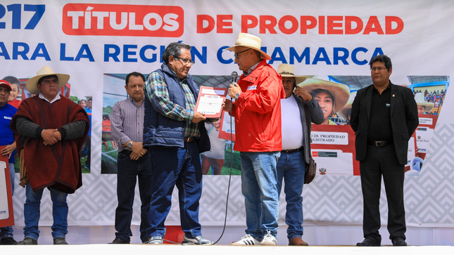 Después de 36 años de espera, familias del Centro Poblado de Combayo recibieron sus títulos de propiedad