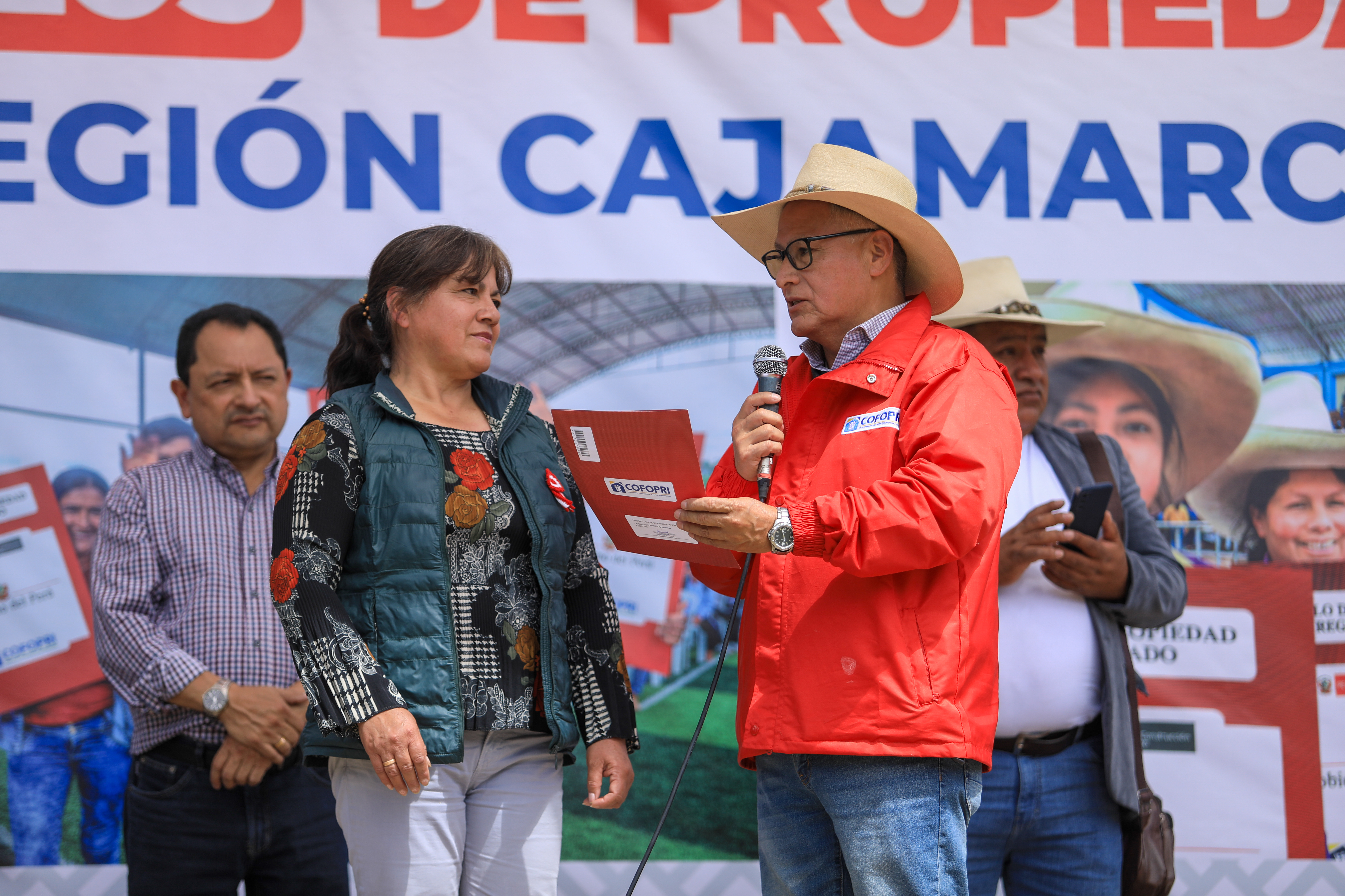 Después de 36 años de espera, familias del Centro Poblado de Combayo recibieron sus títulos de propiedad