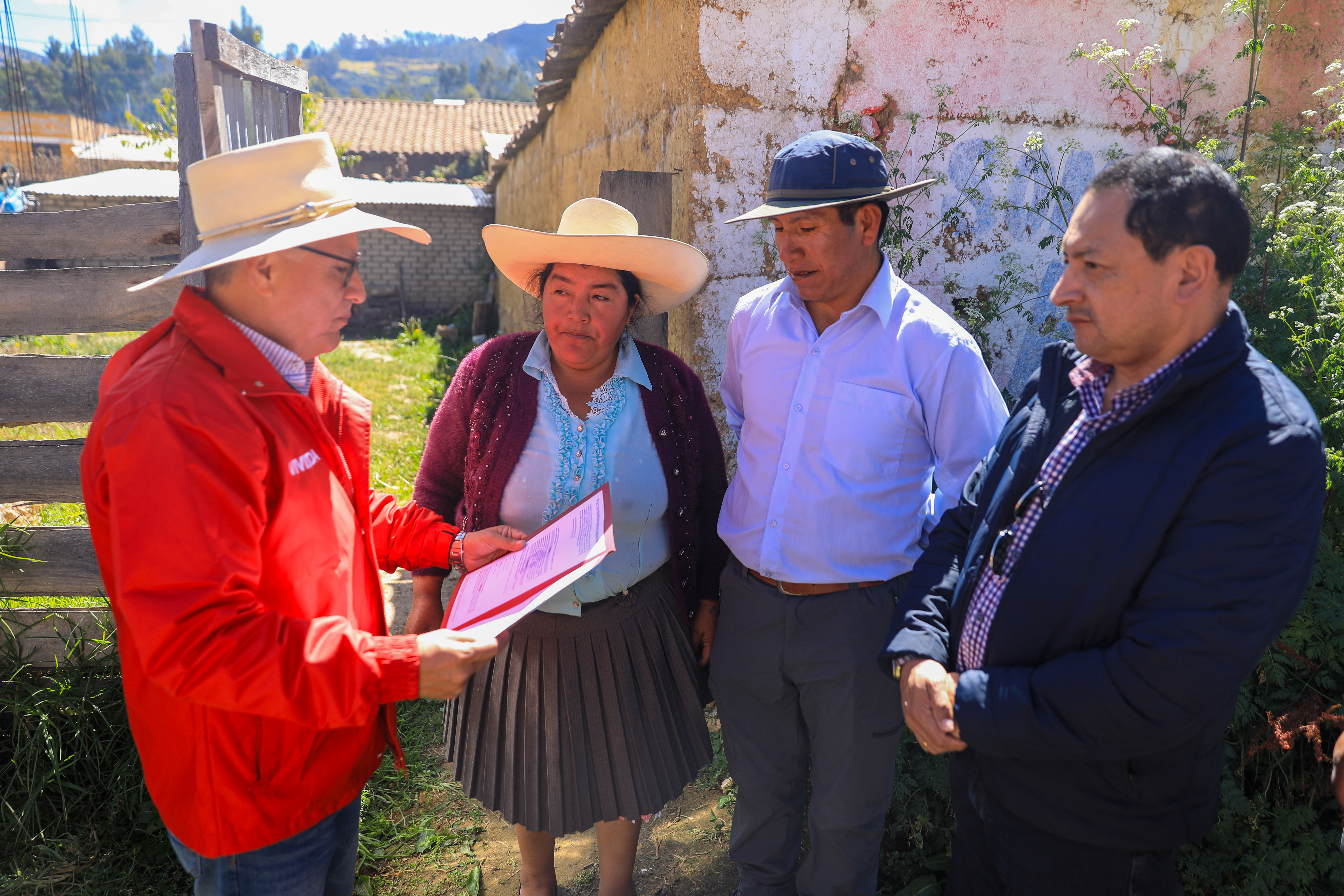 Después de 36 años de espera, familias del Centro Poblado de Combayo recibieron sus títulos de propiedad