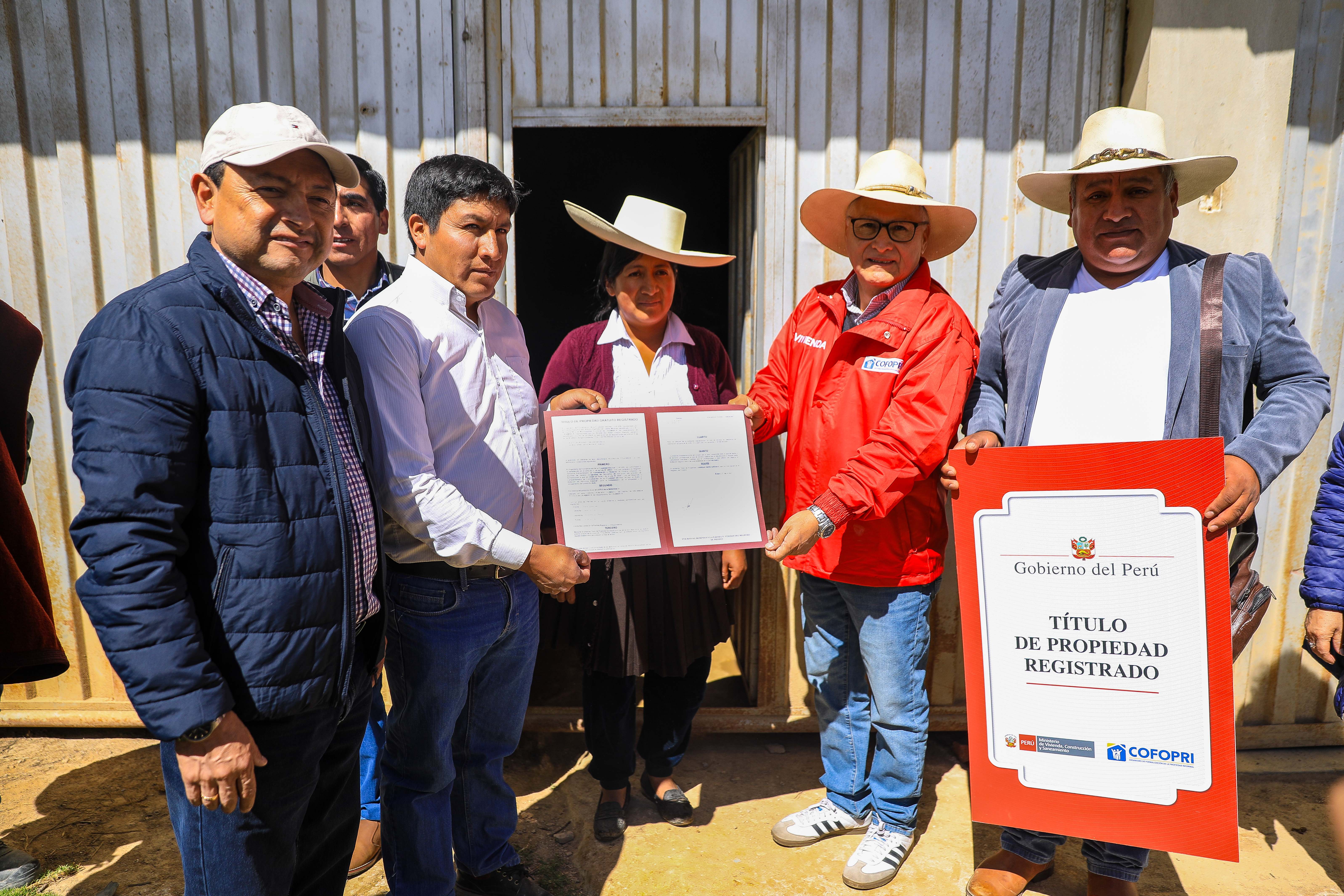 Después de 36 años de espera, familias del Centro Poblado de Combayo recibieron sus títulos de propiedad