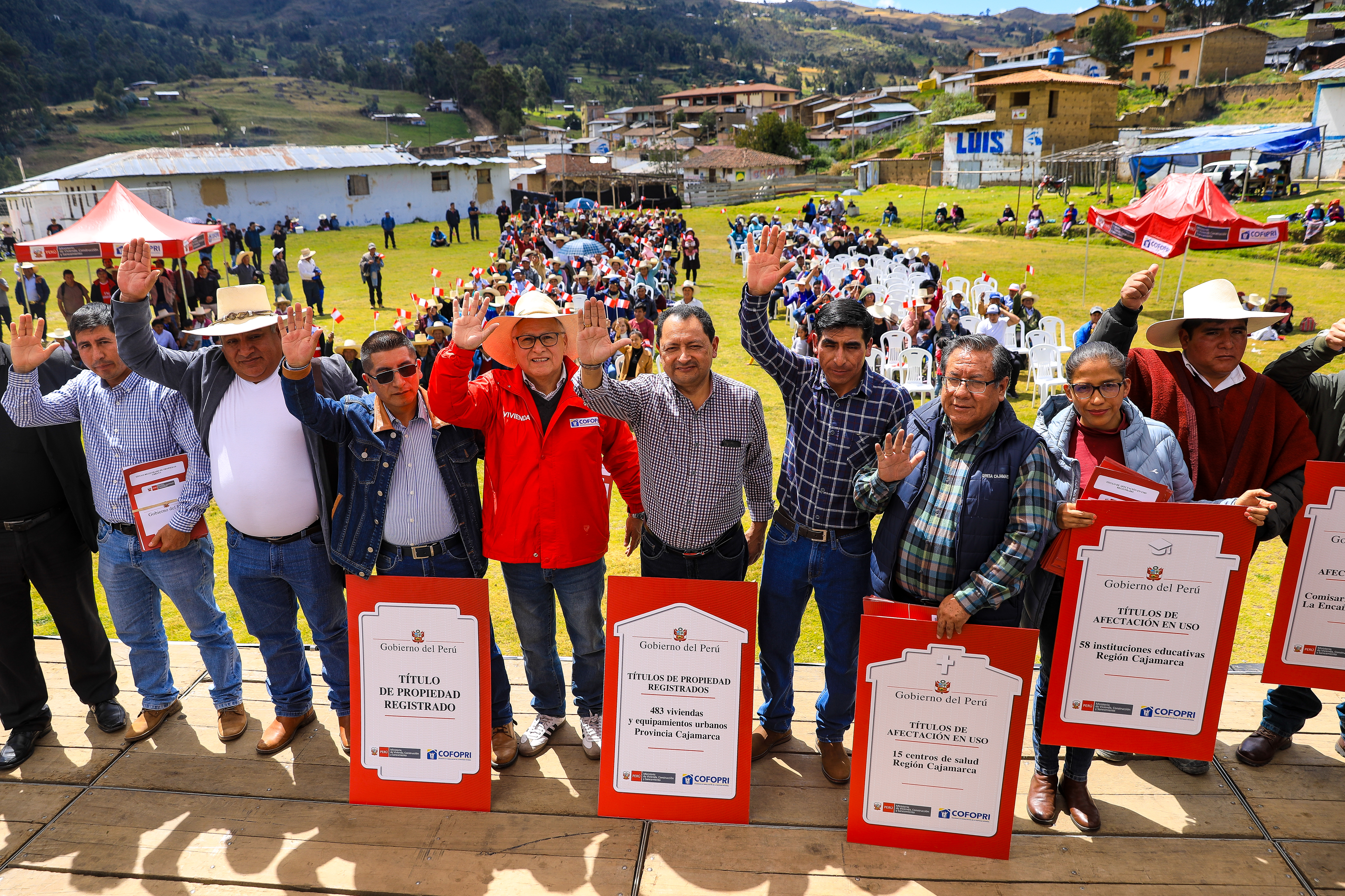 Después de 36 años de espera, familias del Centro Poblado de Combayo recibieron sus títulos de propiedad