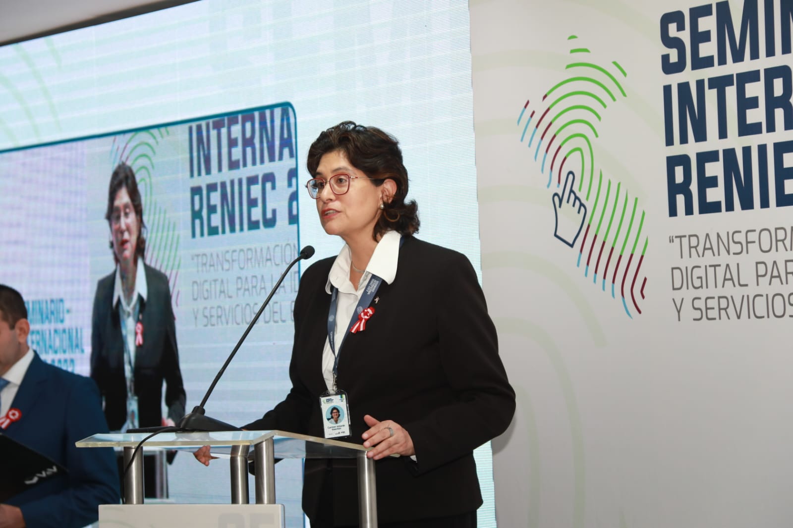 Jefa nacional de Reniec dando discurso de inauguración del Seminario