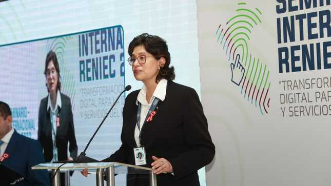 Jefa nacional de Reniec dando discurso de inauguración del Seminario