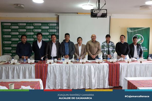 El alcalde provincial de Cajamarca, Joaquin Ramírez Gamarra presidió, en el distrito de Jesús, una nueva reunión de coordinación con los alcaldes distritales, enfocando los esfuerzos en los ejes social, turístico, atención de emergencias e infraestructura vial, que sumen al desarrollo integral de nuestras provincia.
👉Como parte de esta reunión, se tomaron acuerdos importantes que permitan gestionar y utilizar de manera articulada la maquinaria pesada para el mantenimiento adecuado a diferentes carreteras y vías vecinales.
✅La primera autoridad edil provincial, expresó nuevamente su predisposición de trabajar de manera conjunta y se comprometió a gestionar y hacer un llamado a la empresa privada para continuar realizando una labor inmediata y eficiente.
🤝Agradecemos la gran acogida por parte de la Municipalidad Distrital de Jesús.