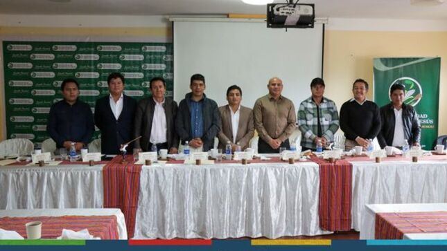 El alcalde provincial de Cajamarca, Joaquin Ramírez Gamarra presidió, en el distrito de Jesús, una nueva reunión de coordinación con los alcaldes distritales, enfocando los esfuerzos en los ejes social, turístico, atención de emergencias e infraestructura vial, que sumen al desarrollo integral de nuestras provincia.
👉Como parte de esta reunión, se tomaron acuerdos importantes que permitan gestionar y utilizar de manera articulada la maquinaria pesada para el mantenimiento adecuado a diferentes carreteras y vías vecinales.
✅La primera autoridad edil provincial, expresó nuevamente su predisposición de trabajar de manera conjunta y se comprometió a gestionar y hacer un llamado a la empresa privada para continuar realizando una labor inmediata y eficiente.
🤝Agradecemos la gran acogida por parte de la Municipalidad Distrital de Jesús. 
