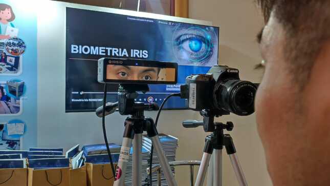 Imagen de persona frente al capturador del iris