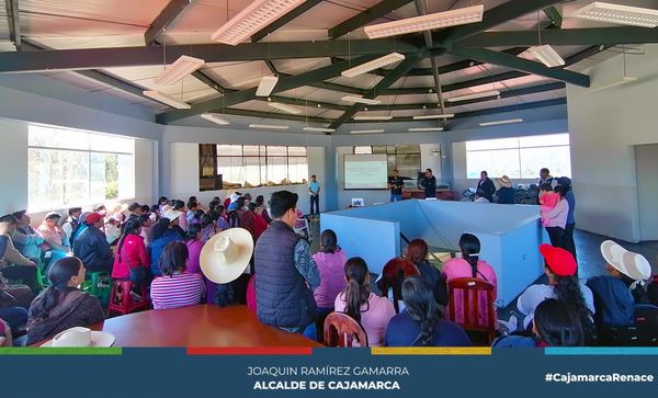 La Municipalidad Provincial de Cajamarca a través de la administración de la plaza pecuaria Iscoconga, realizó una charla sobre higiene alimentaria y contó con la participación de un experto en el campo. 
👉El alcalde provincial Joaquín Ramírez Gamarra, espera que la charla ayude a aumentar la conciencia sobre la importancia de mantener una buena higiene alimentaria en la comunidad y el buen manejo de los alimentos. 
🗣Milton Velásquez, manifestó que esta iniciativa forma parte de una disposición del burgomaestre cajamarquino para prevenir enfermedades transmitidas por alimentos y que causen perjuicio a la salud pública. 
👨‍🏫Por su parte el expositor, Williams Chacón Núñez, experto en higiene alimentaria se reunió en las instalaciones de la plaza pecuaria para compartir sus conocimientos. La charla, abarcó una variedad de temas, desde la manipulación hasta la limpieza y desinfección adecuada de las áreas de preparación de alimentos.
🥗Los participantes aprendieron acerca de los peligros de la contaminación cruzada, la temperatura adecuada de almacenamiento de alimentos y la importancia de lavarse las manos con frecuencia y de manera correcta.