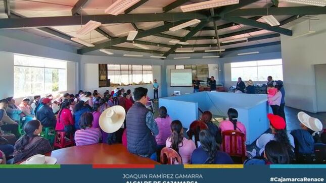 La Municipalidad Provincial de Cajamarca a través de la administración de la plaza pecuaria Iscoconga, realizó una charla sobre higiene alimentaria y contó con la participación de un experto en el campo. 
👉El alcalde provincial Joaquín Ramírez Gamarra, espera que la charla ayude a aumentar la conciencia sobre la importancia de mantener una buena higiene alimentaria en la comunidad y el buen manejo de los alimentos. 
🗣Milton Velásquez, manifestó que esta iniciativa forma parte de una disposición del burgomaestre cajamarquino para prevenir enfermedades transmitidas por alimentos y que causen perjuicio a la salud pública. 
👨‍🏫Por su parte el expositor, Williams Chacón Núñez, experto en higiene alimentaria se reunió en las instalaciones de la plaza pecuaria para compartir sus conocimientos. La charla, abarcó una variedad de temas, desde la manipulación hasta la limpieza y desinfección adecuada de las áreas de preparación de alimentos.
🥗Los participantes aprendieron acerca de los peligros de la contaminación cruzada, la temperatura adecuada de almacenamiento de alimentos y la importancia de lavarse las manos con frecuencia y de manera correcta.