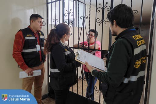 👉 Con el objetivo de mejorar el cumplimiento de las obligaciones tributarias, la Subgerencia de Recaudación Tributaria y Ejecutoria Coactiva realizó un eficiente operativo que consistió en visitar los domicilios de aquellos vecinos que tienen deudas pendientes para orientarlos y ayudarlos a mejorar su comportamiento de pago.