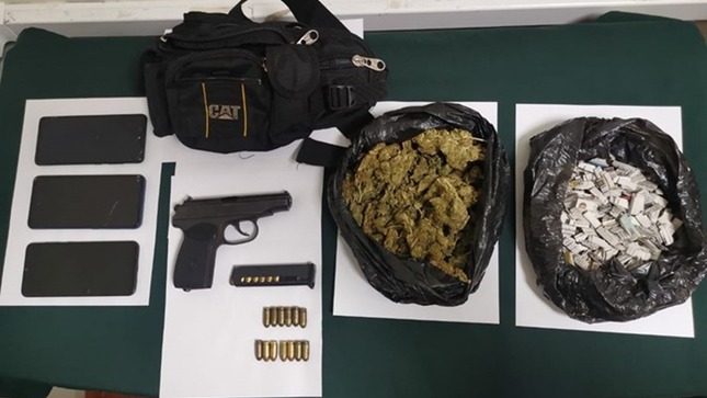 En un nuevo operativo conjunto, realizado en el marco de la estrategia “Amanecer Seguro”, policías y serenos desbarataron hoy en Chorrillos dos bandas criminales dedicadas a la extorsión, marcaje, sicariato y a la venta de droga al menudeo.

La acción articulada, iniciada a las 03:00 horas, permitió la captura de cuatro presuntos delincuentes de ambos grupos criminales, incluyendo a Miguel Espinar (25), alias “Corillo”, quien tuvo que ser perseguido hasta el distrito de Surco para ser detenido.

A este último se le encontró una granada de guerra y un arma de fuego, así como municiones y droga, lo que haría presumir que se trataría de un presunto asesino por encargo, detalló el jefe de la División Policial (Divpol) Sur 2, Crnl. PNP Jorge Barboza.

“Este peligroso sujeto, apodado ‘Corillo’, tiene un amplio prontuario policial y, por lo decomisado en su poder, se presume que se trata de un presunto sicario que actúa en esta zona”, indicó el jefe policial.

Durante el operativo también fueron incautados vehículos menores, uno de ellos con requisitoria vigente por robo, además de armas de fuego, celulares y más de 2500 ketes de Pasta Básica de Cocaína (PBC).

Esta labor integrada contra la delincuencia y la criminalidad se ejecutó en las zonas más álgidas del distrito, con participación de 300 efectivos de diferentes unidades policiales y alrededor de 100 efectivos del Serenazgo de la Municipalidad de Chorrillos.

“Amanecer Seguro” tienen como objetivo brindar seguridad a los transeúntes y personas, en general, que inician sus actividades en horas de la mañana o se desplazan a sus centros de trabajo o estudios.

Según informó el coronel Barboza, estos operativos se efectuarán de manera constante y continua no solo en Chorrillos, sino en toda la jurisdicción de la Divpol 2, que comprende otros distritos, como San Juan de Miraflores.

De esta manera, se busca mejorar los índices de percepción de seguridad ciudadana y disminuir los índices de victimización, explicó.

En el operativo también participaron policías de las comisarías de Chorrillos, Mateo Pumacahua, Villa y San Genaro.
