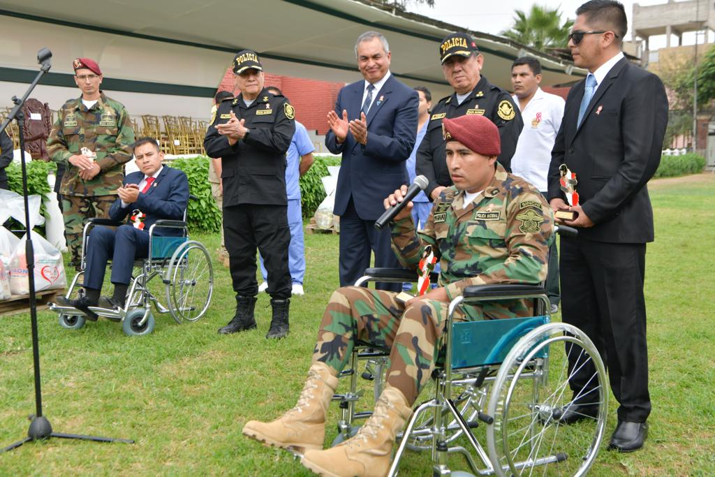 Ministro Vicente Romero destacó labor de efectivos en la defensa del orden interno y la democracia y les entregó Tarjeta Corazón Verde para atención personalizada de su salud.