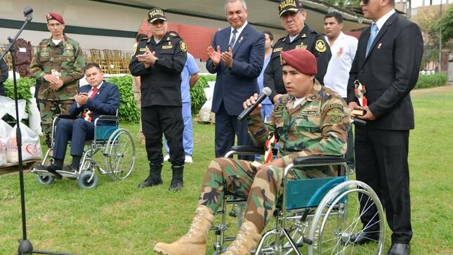 Ministro Vicente Romero destacó labor de efectivos en la defensa del orden interno y la democracia y les entregó Tarjeta Corazón Verde para atención personalizada de su salud.