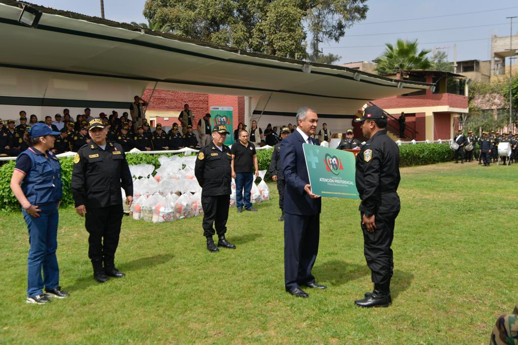 Ministro Vicente Romero destacó labor de efectivos en la defensa del orden interno y la democracia y les entregó Tarjeta Corazón Verde para atención personalizada de su salud.