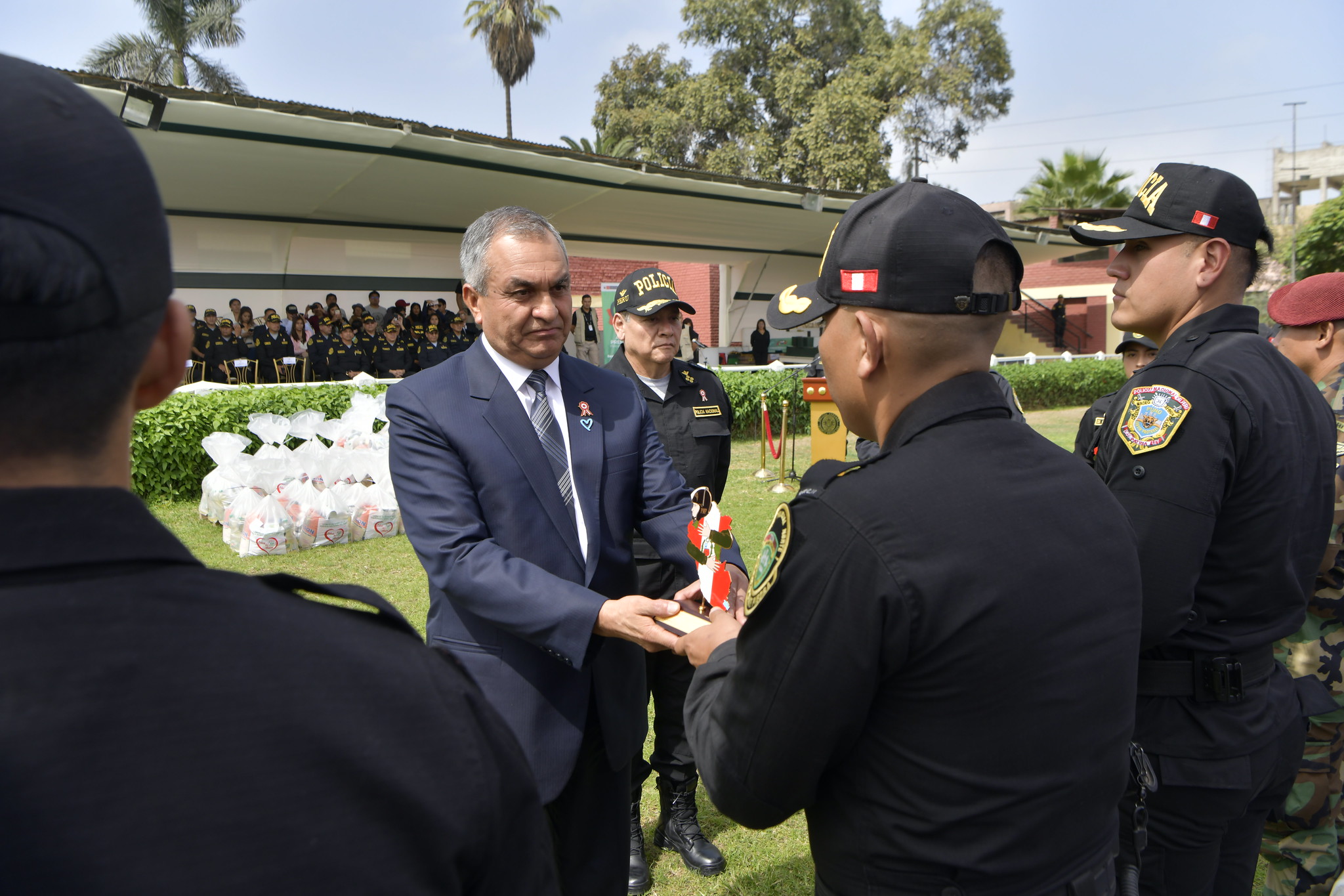 Ministro Vicente Romero destacó labor de efectivos en la defensa del orden interno y la democracia y les entregó Tarjeta Corazón Verde para atención personalizada de su salud.