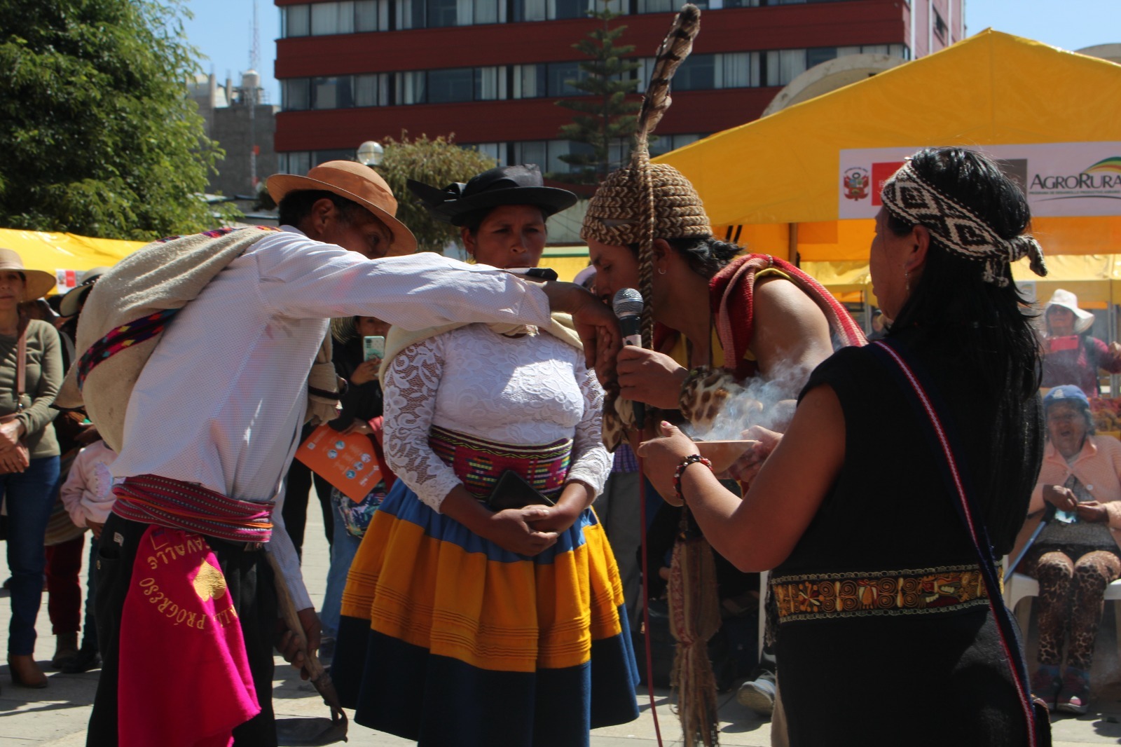 Reconocen con herramientas a campesinos de Marcavalle