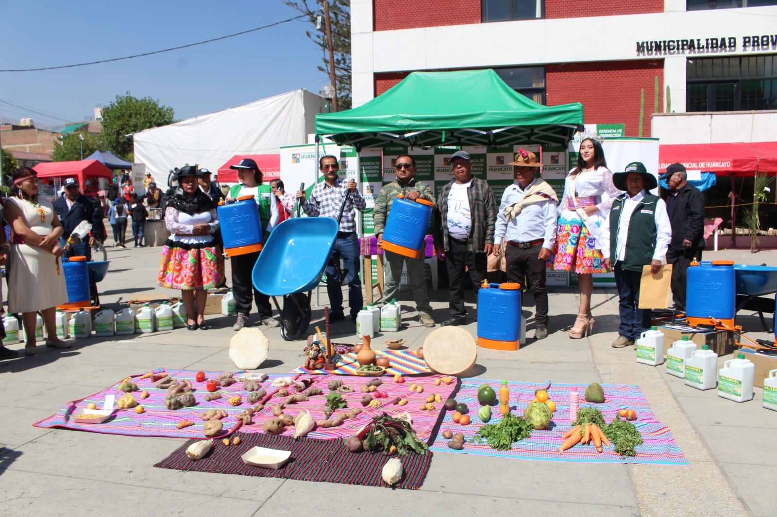 Reconocen con herramientas a campesinos de Marcavalle